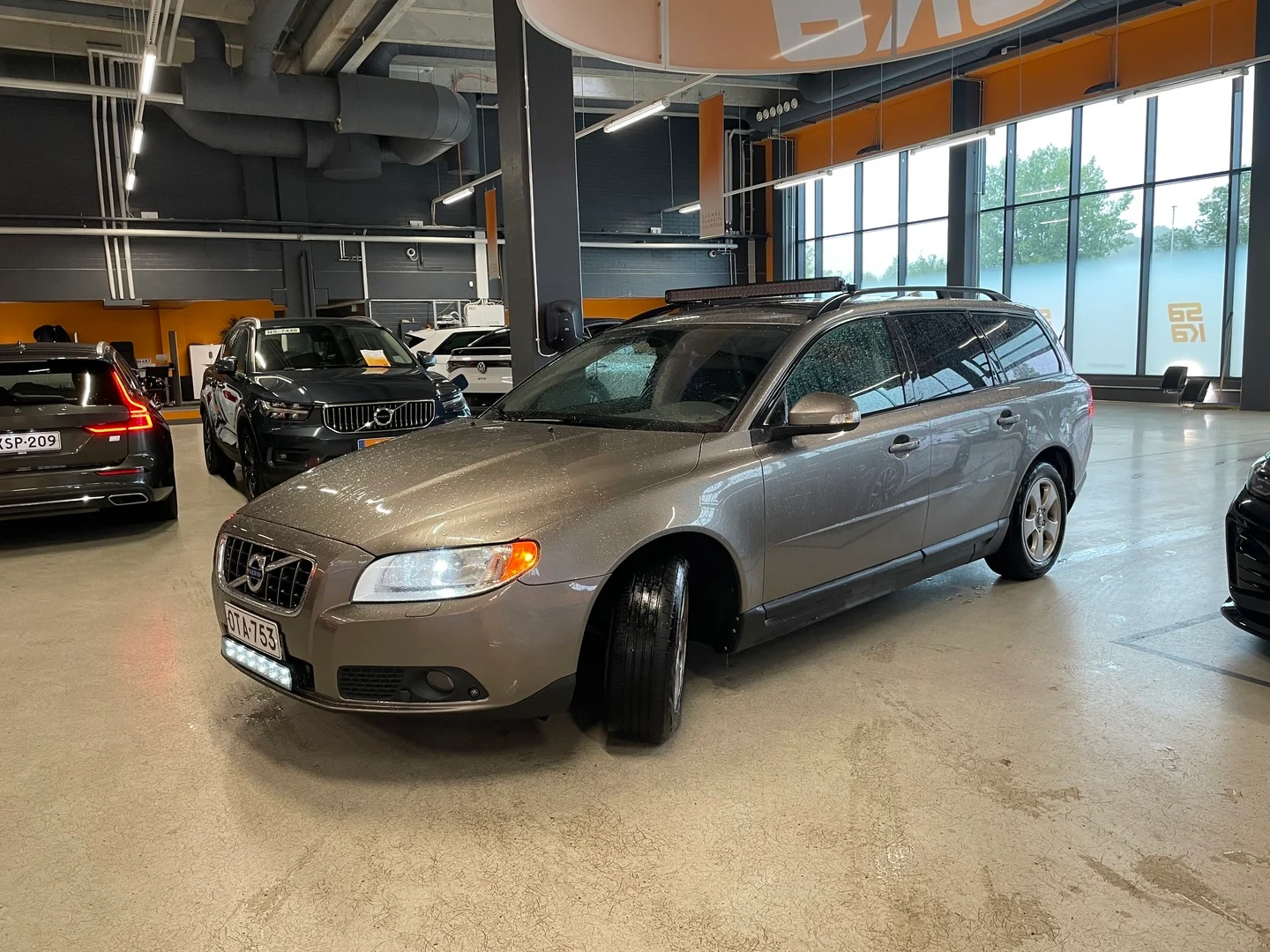 Car Image - 59vKdphFqa49YQIgQOLMpD