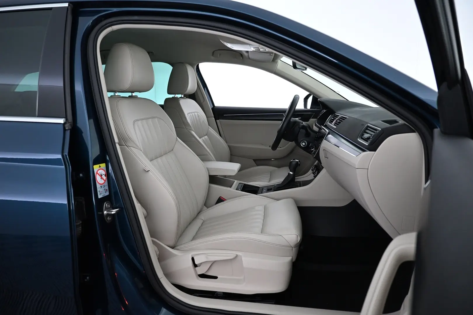 Car Image - 2sfBEFXzBDiBLKB4q5M40j