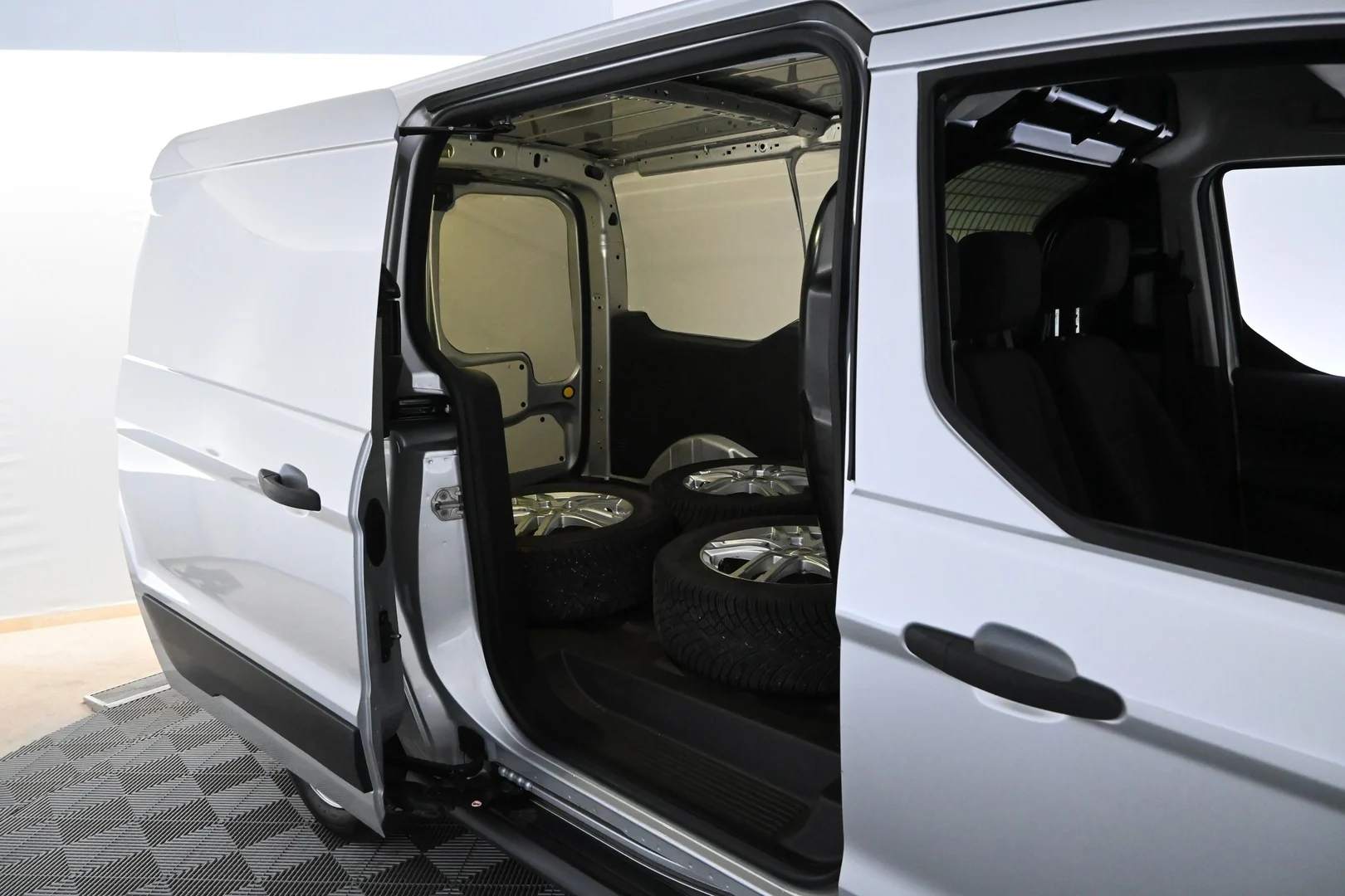 Car Image - x4MdXSkkFNh1zgKCjJp1a