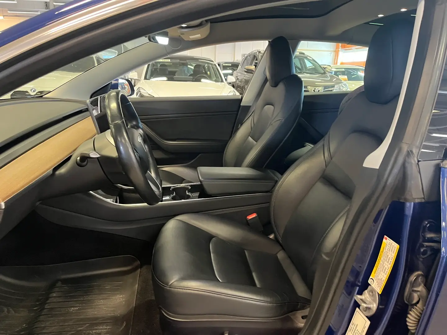 Car Image - 26B0eR7Xux1d9FNwlGEPmd