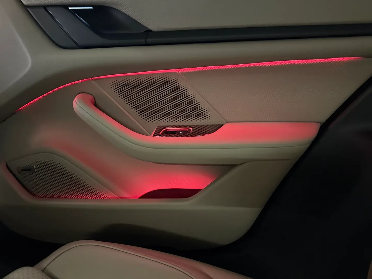 Car Image - BnGla9znFvewAZFFSoJXd