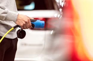 Selvitä, mitkä tekijät vaikuttavat sähköauton latausnopeuteen. Lue asiantunijan vinkit akun käyttöiän optimoimiseksi.