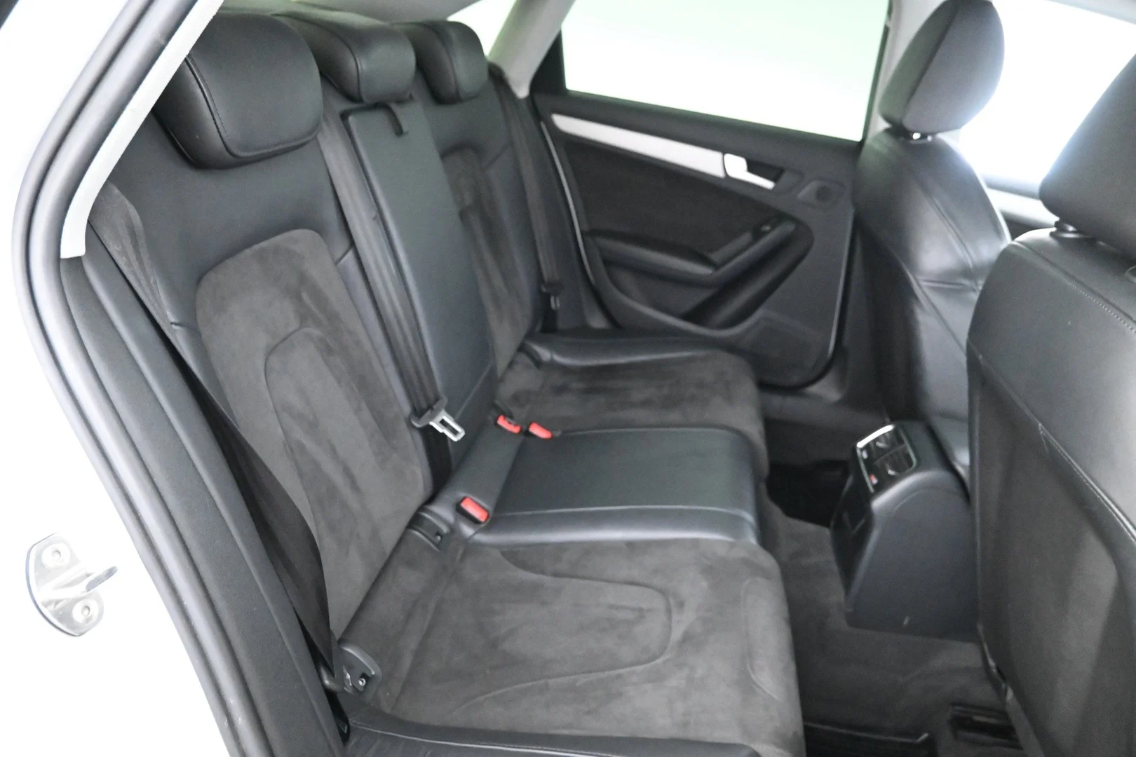 Car Image - 1hcHgq3bAax6OQIHC57EY2