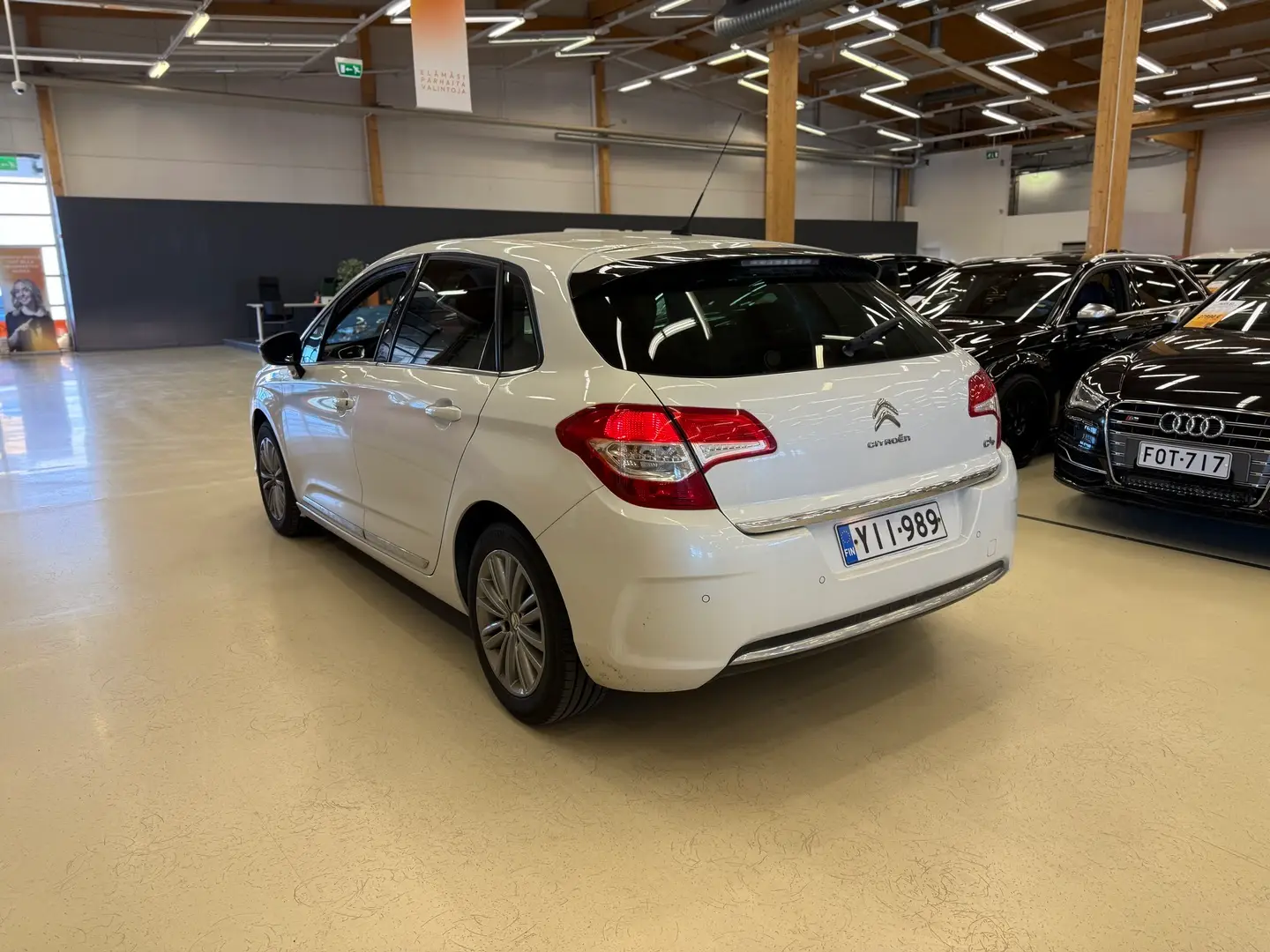 Car Image - c00C7wLpmtuGslXoZDpoD