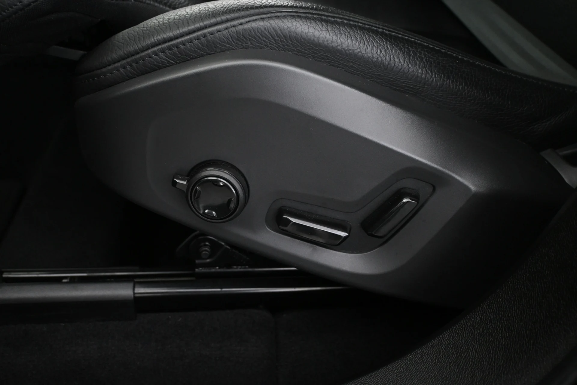 Car Image - 1D32nQ0jdGjSHnH6Hv4Arr