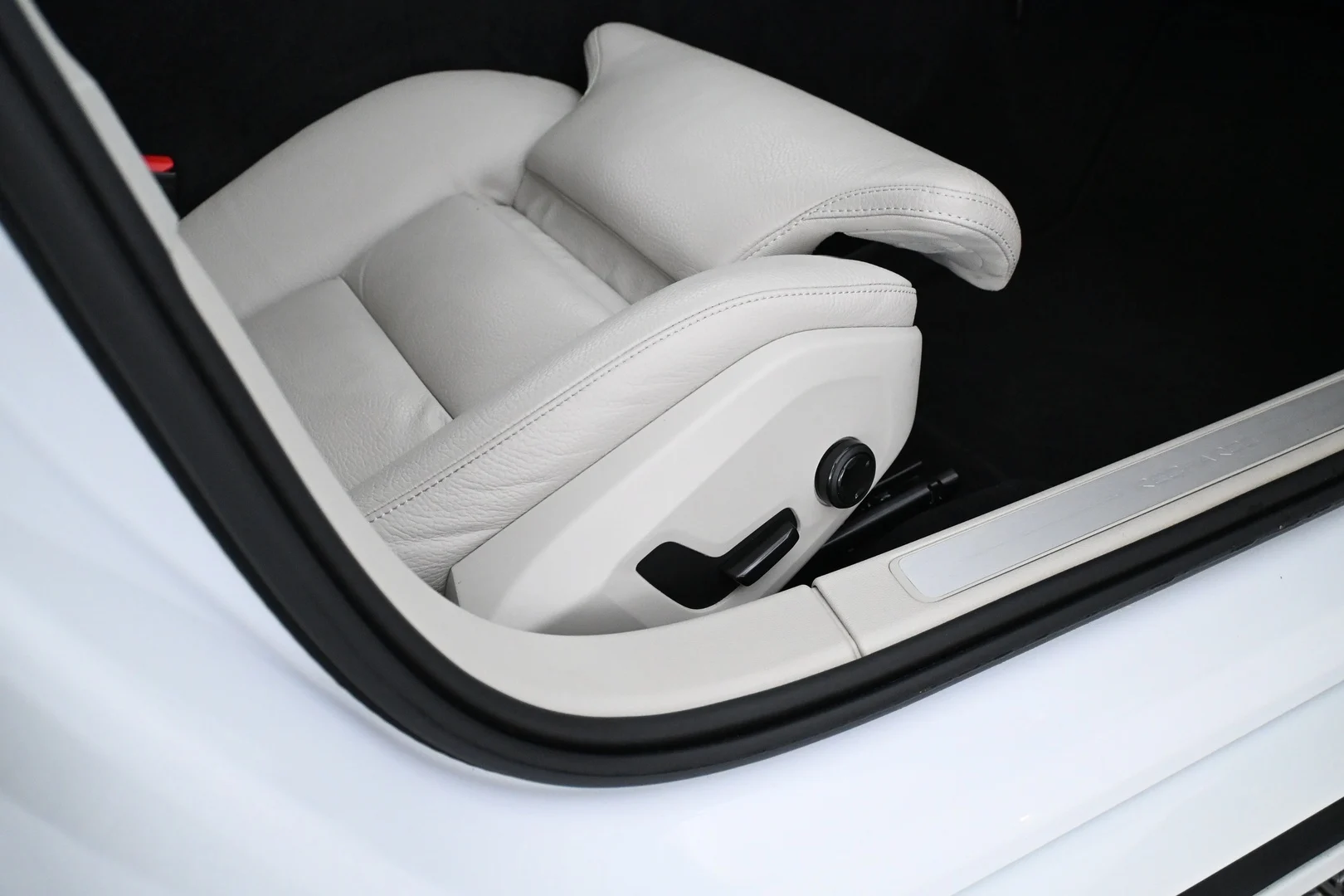 Car Image - BOeo3idWg761DcYUrPY8O