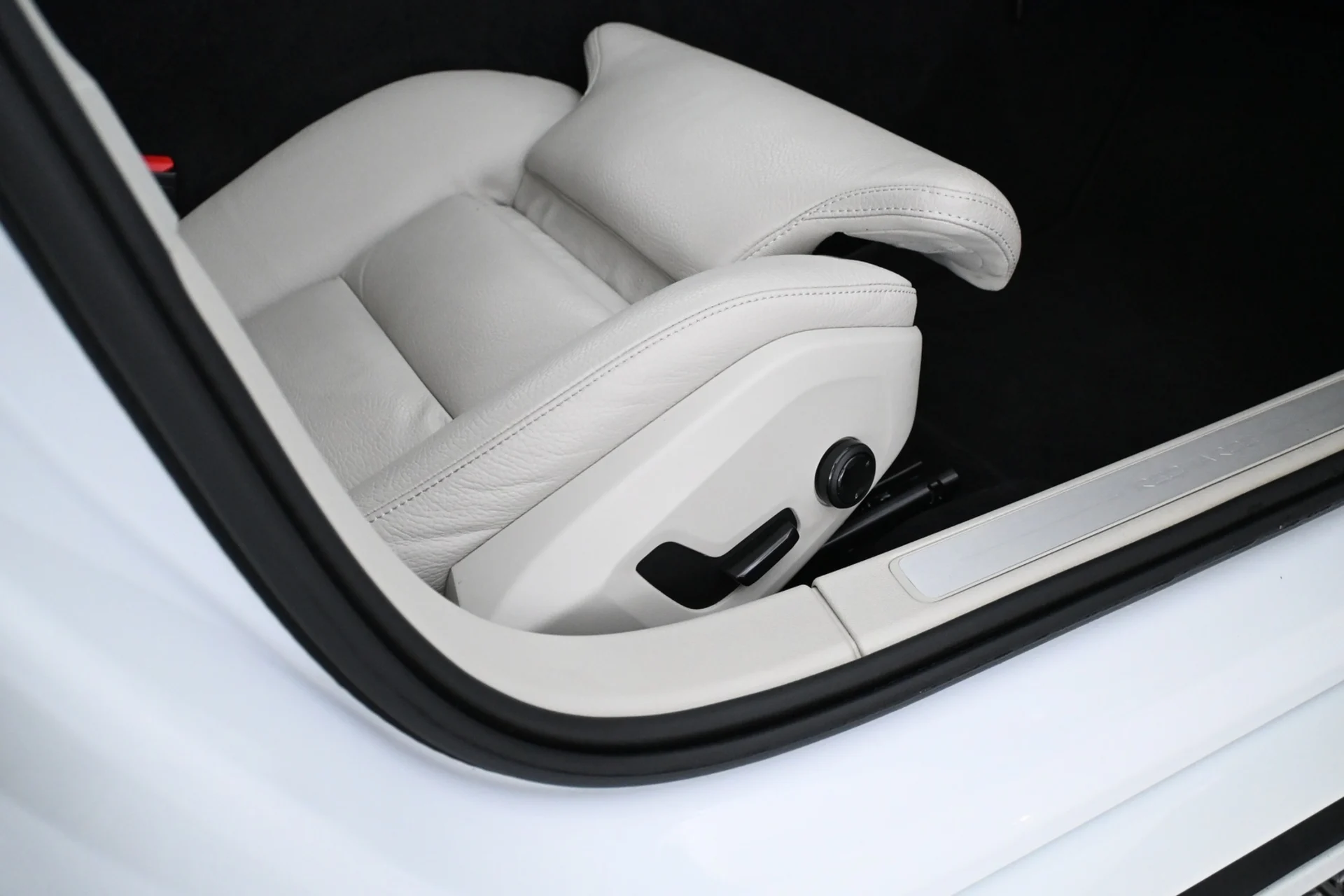 Car Image - BOeo3idWg761DcYUrPY8O