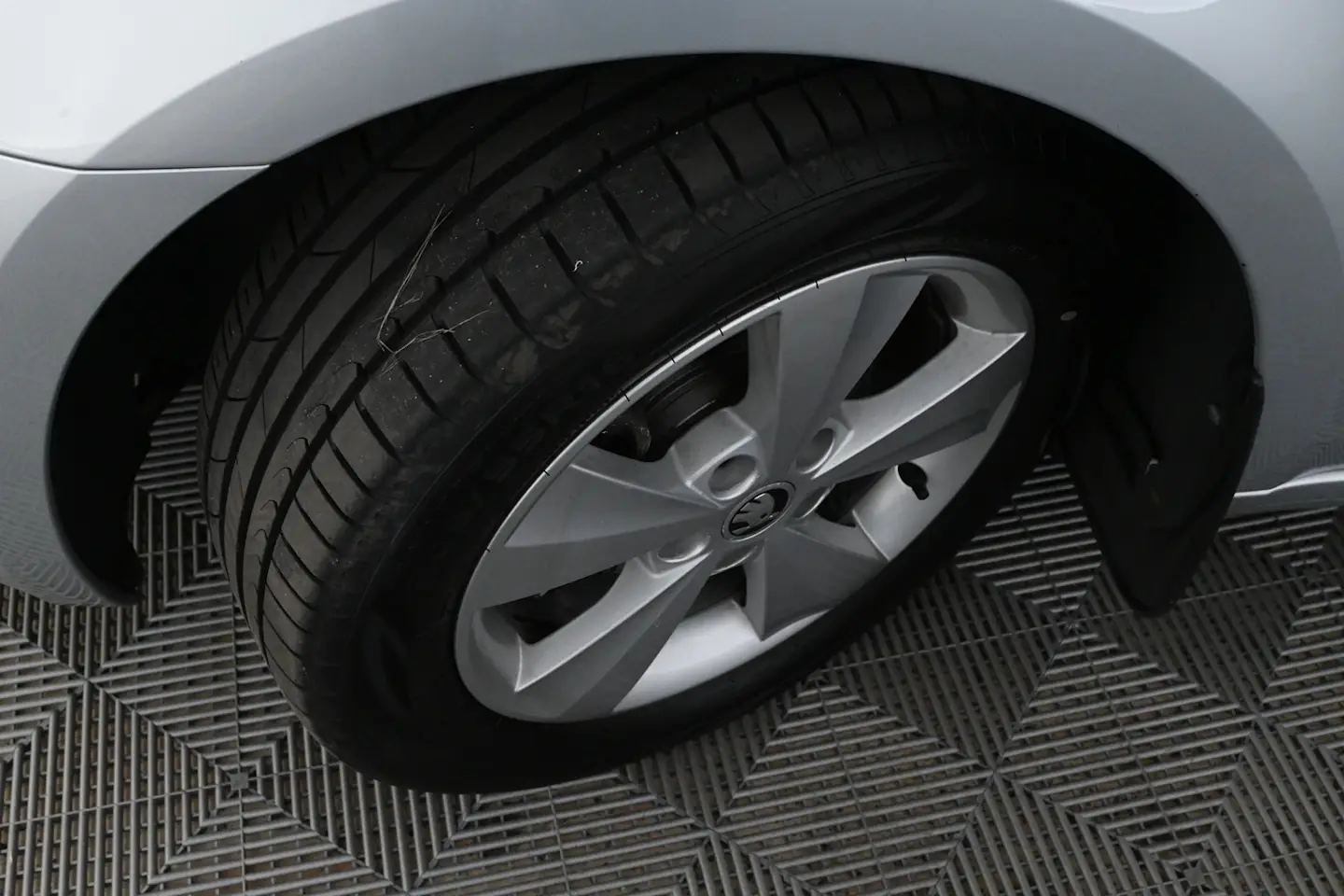 Car Image - 6baAtkwKpZgIu4MSJBSGuz