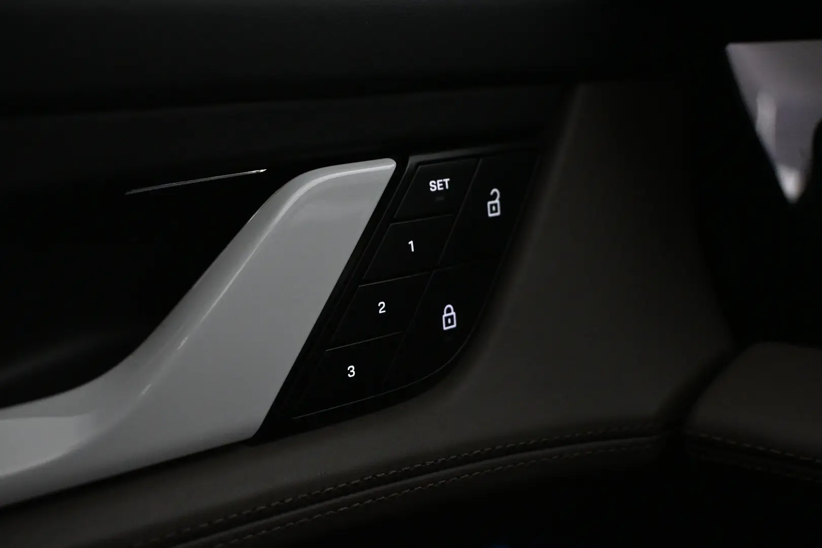 Car Image - cDws2oCvDq4BCpyxv9L8T