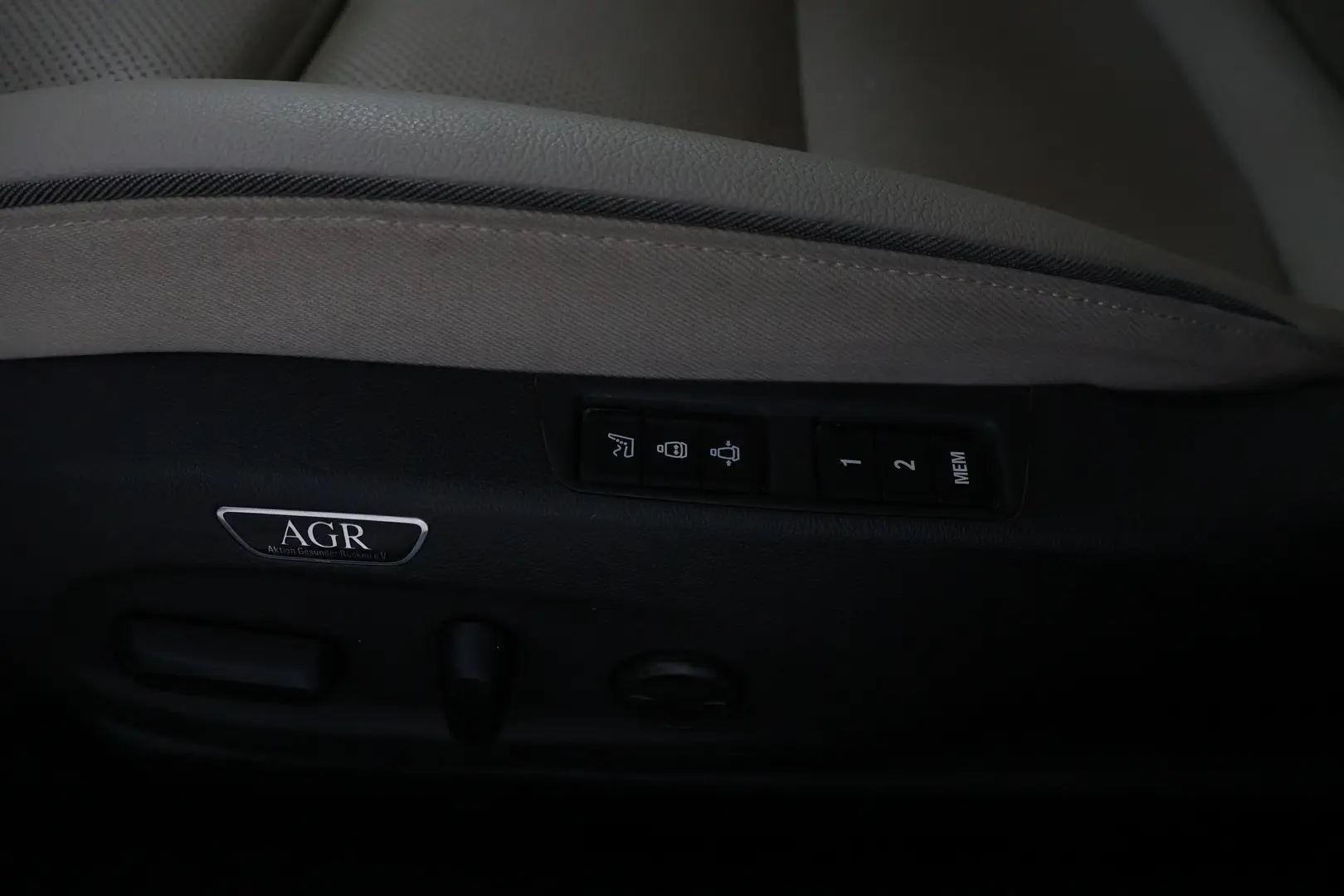 Car Image - 187iDpM8MbcMVm03uvrl65