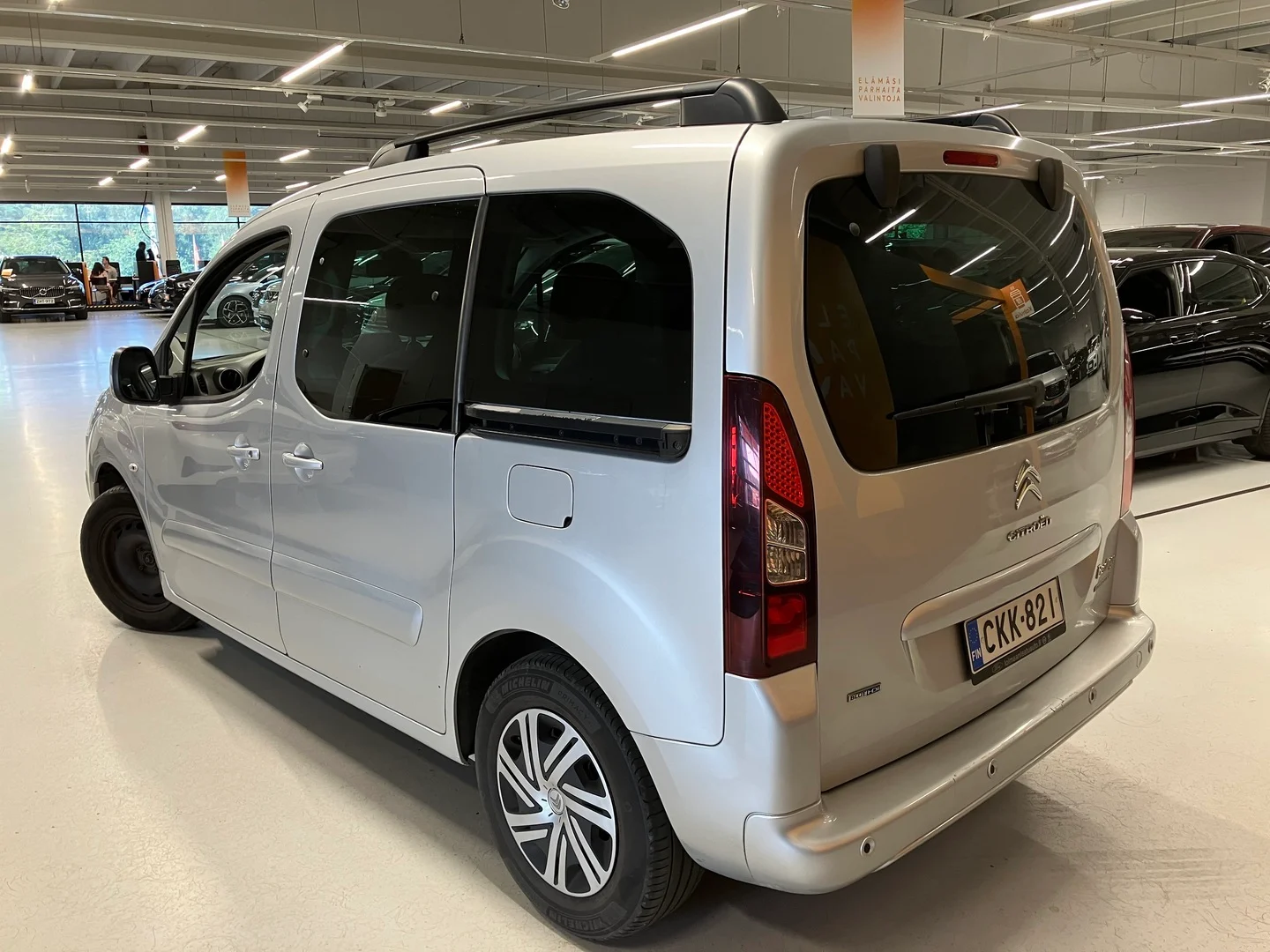 Car Image - 4uqXq1a98Zolva90HQLhQk