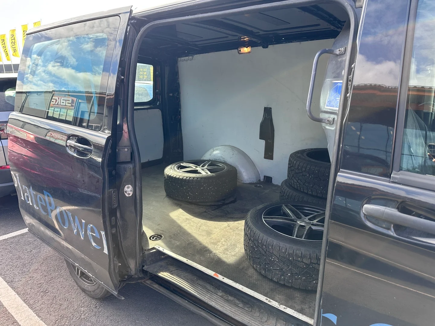 Car Image - 6oQ6mLod4uUkKIMMYhGvIm