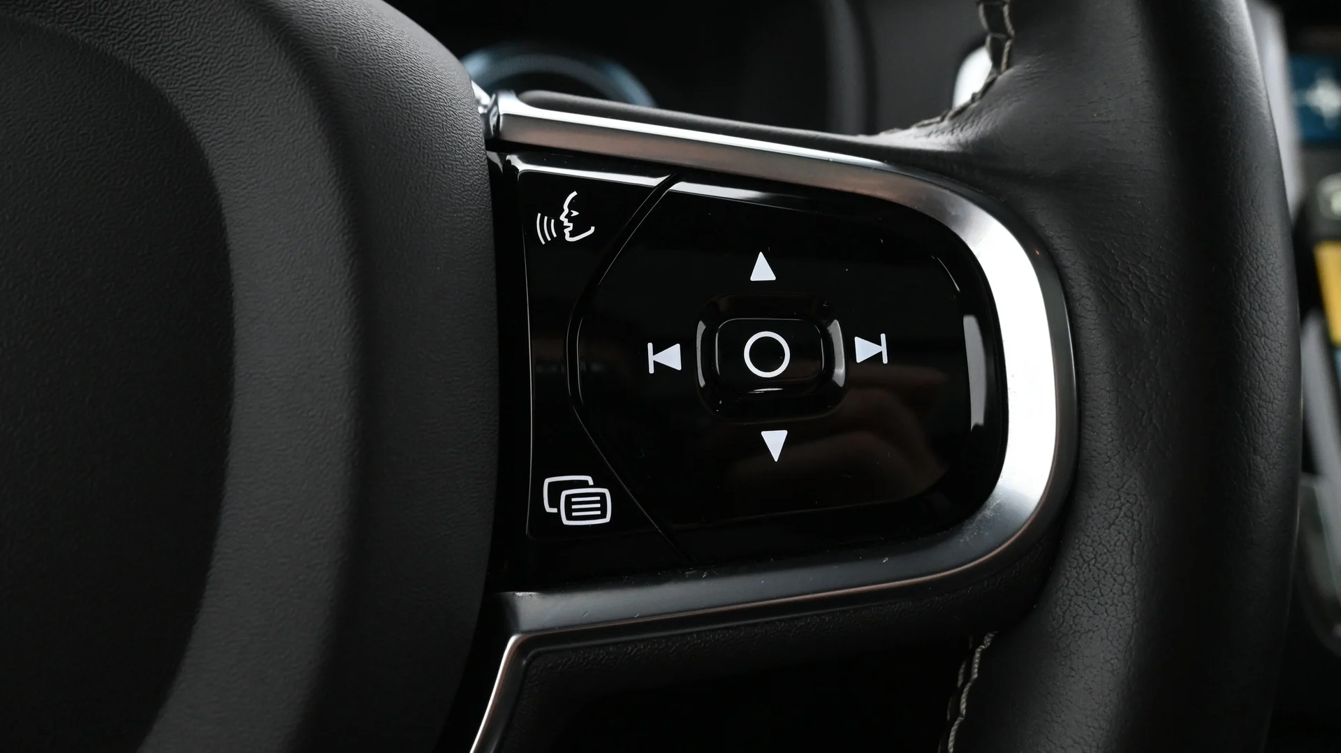 Car Image - V7uO1U2LWiYM1sf32ivNo