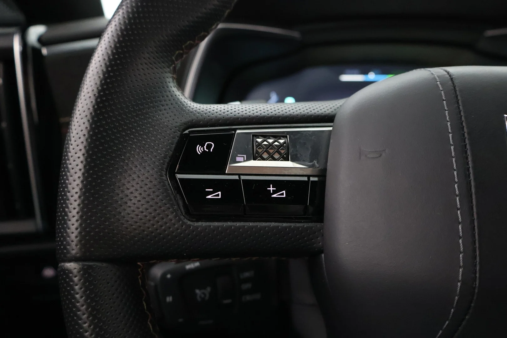 Car Image - zeiBkvwP8GbVz9XV9gsU1