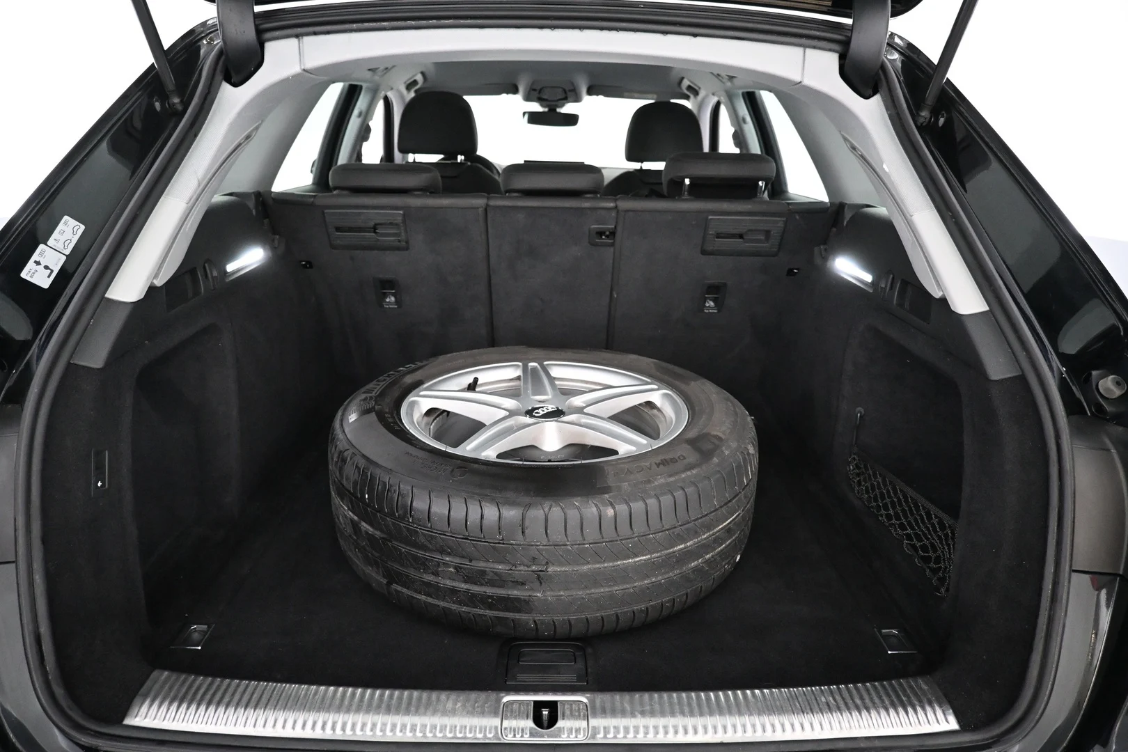 Car Image - 4JBB1tXMfyzzzG0c48Hqqy