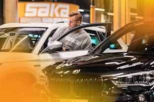 Vakionopeudensäätimiä oli jo ensimmäisissä autoissa, sillä auton nopeutta säädettiin kaasukahvalla. Nykyään valittavissa on tavallinen vakionopeudensäädin..