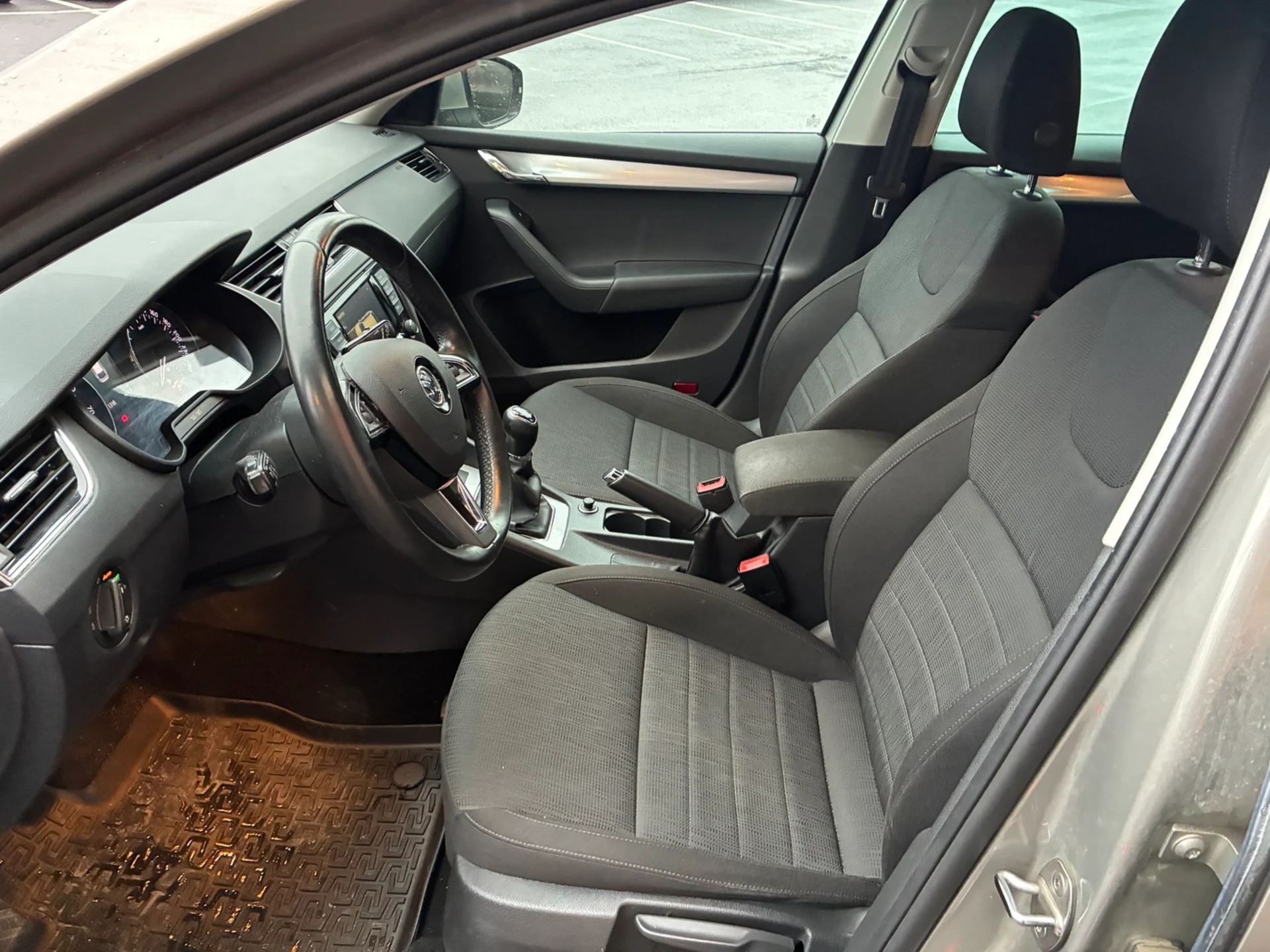 Car Image - 7mcxJ9XxqjRHrLxQGRjItB