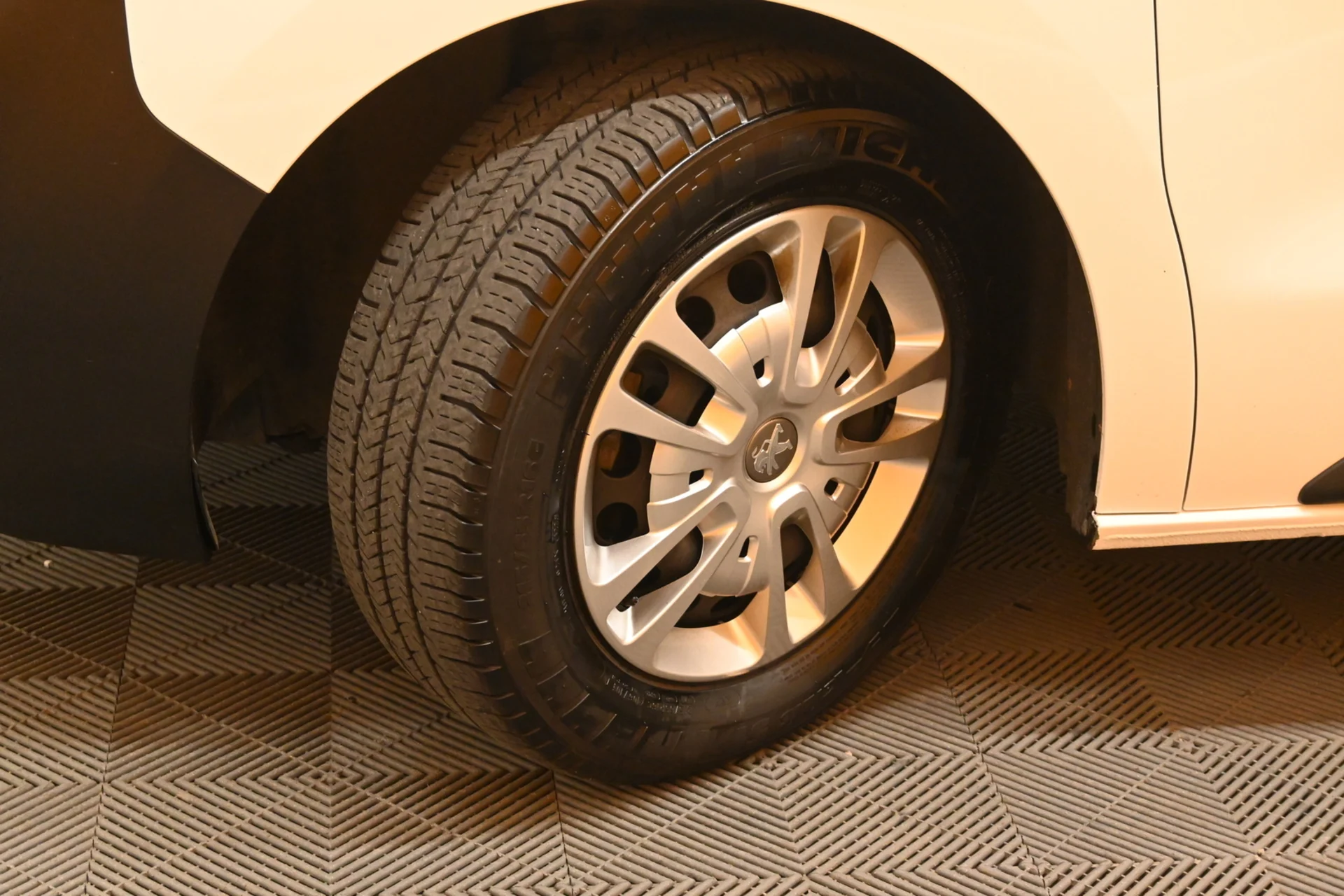 Car Image - 4XAQJJUFvXG1uoAoQndO8X