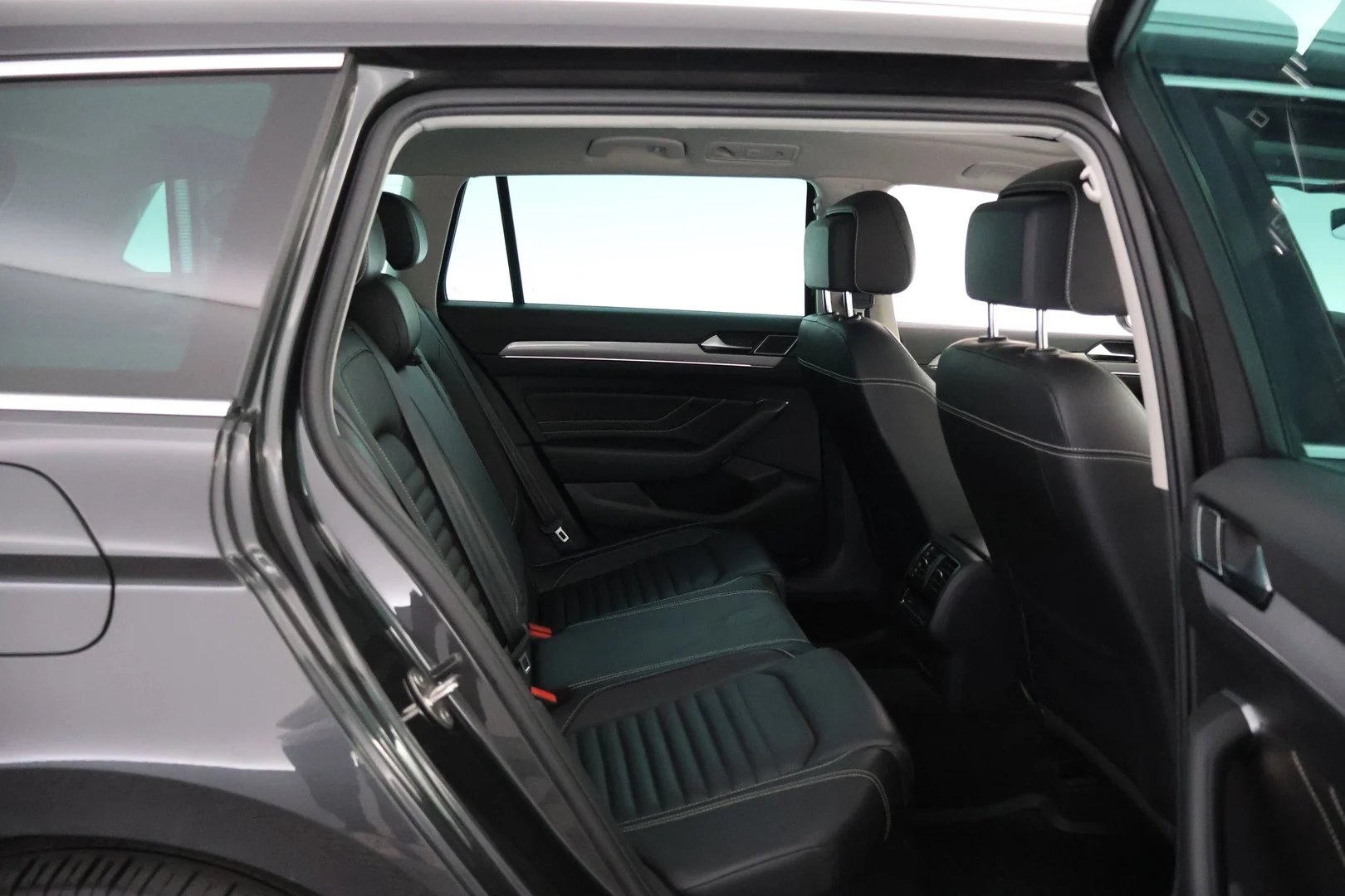 Car Image - W8VJwihnkg52nay5dYEd9