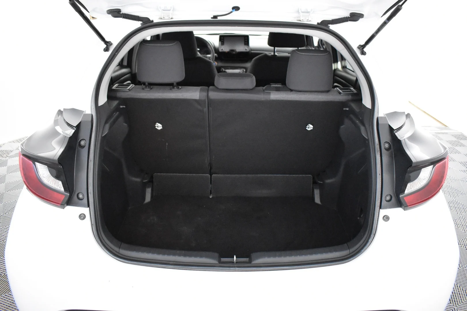 Car Image - 4zheQT2n9VLXR6zXTEF1Go