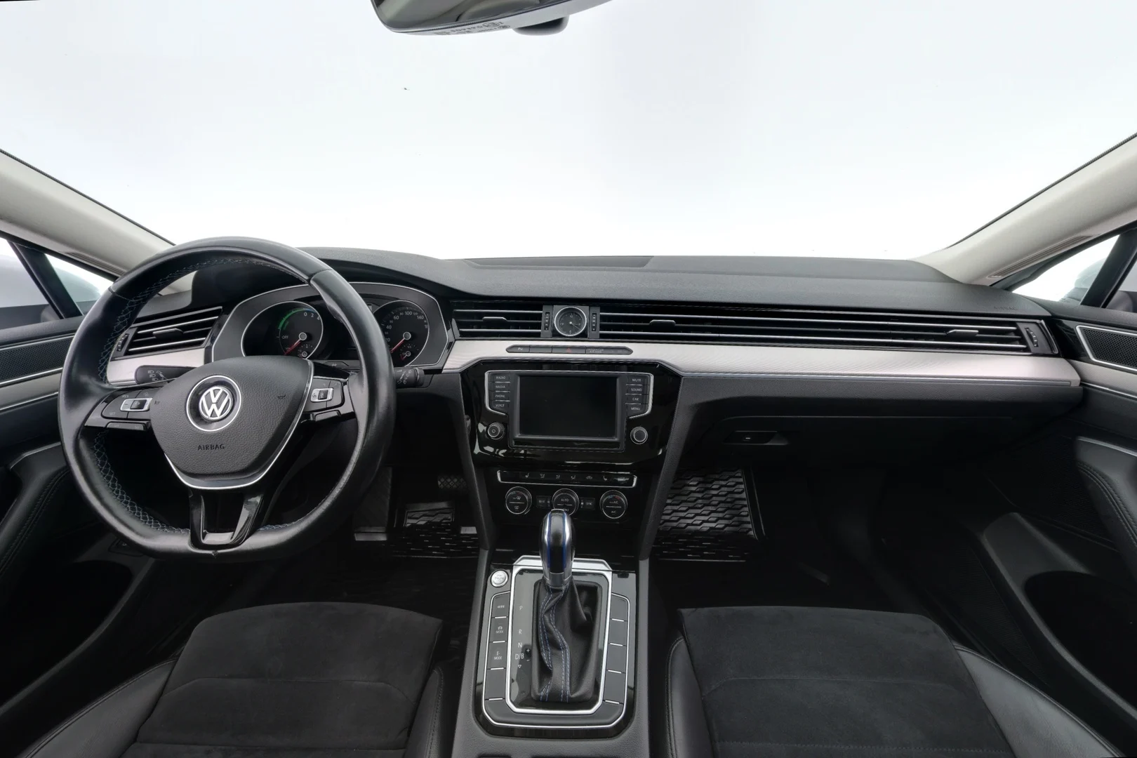 Car Image - 608Y6BgCis1zR3TM3gtPPL