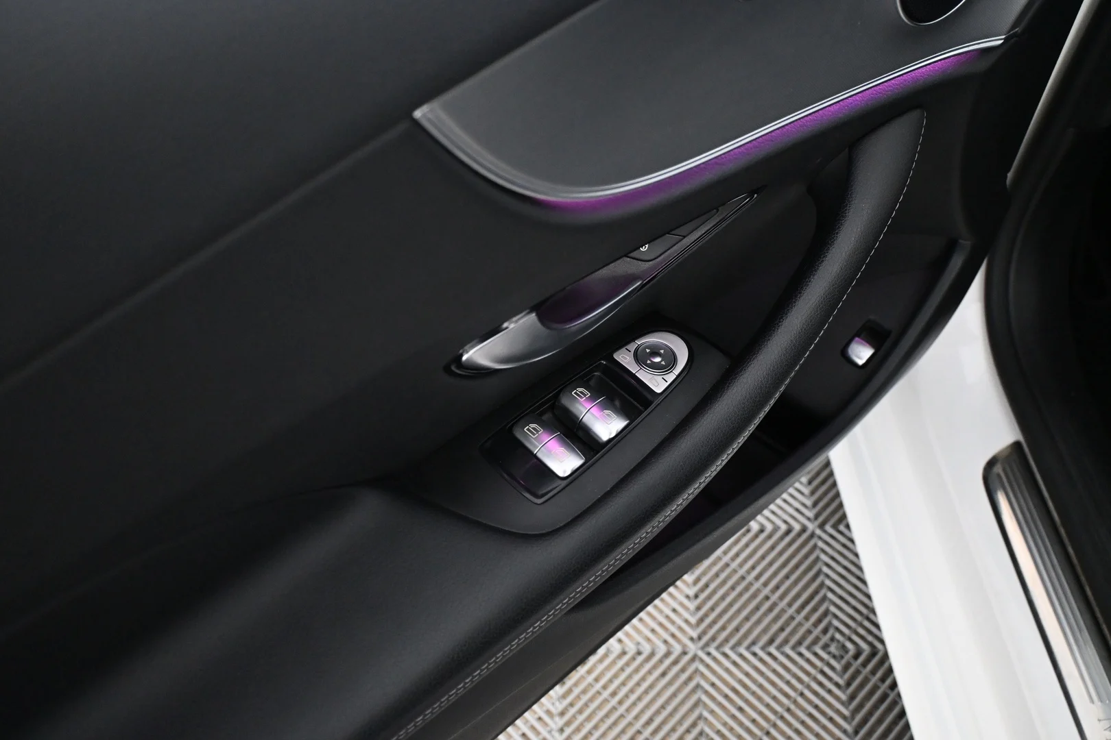 Car Image - 2Cmg8no2U93dJvf6Gm6kNe
