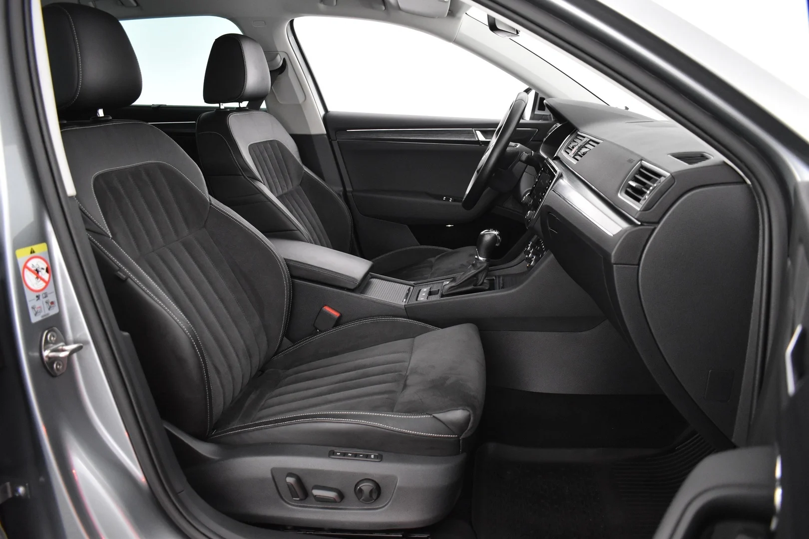 Car Image - 7bHota7z4XTzDlTAPaevRL