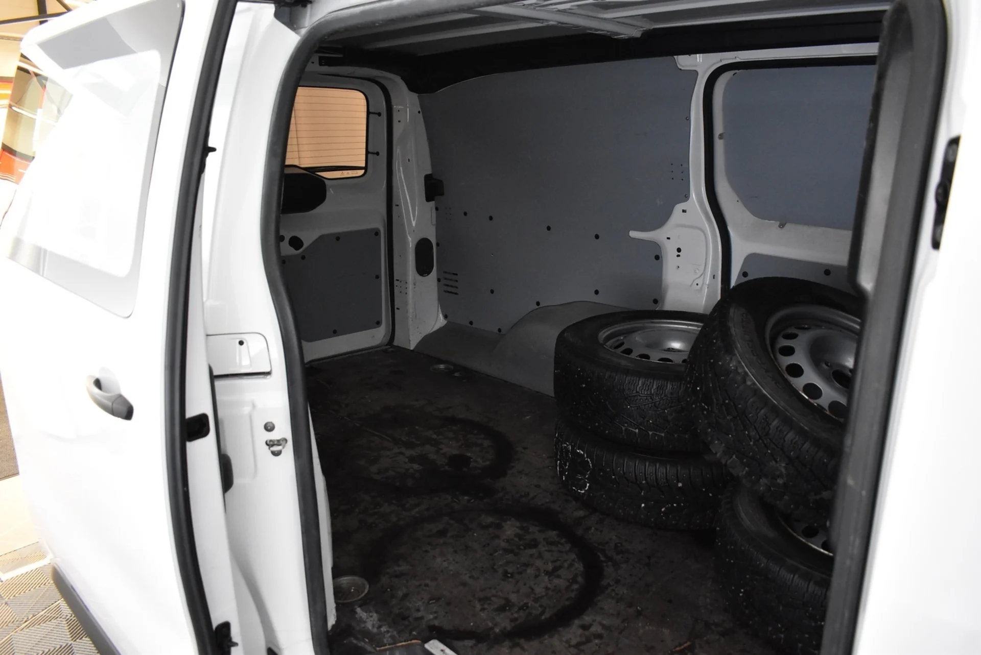 Car Image - 27SnxqOjkp4bzP0jn44LMy