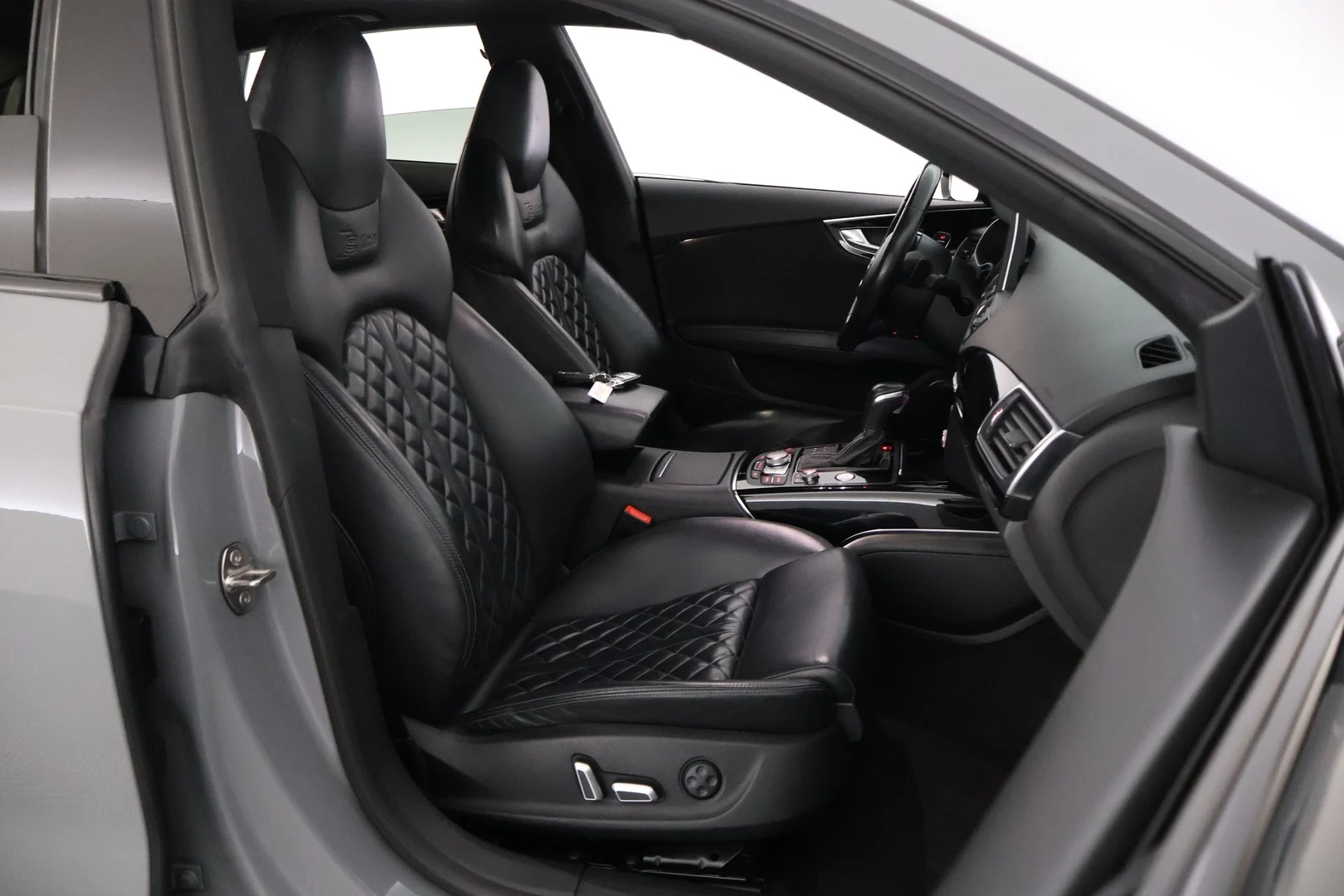 Car Image - 1KIWYy40vI8KJe6lNGoldi