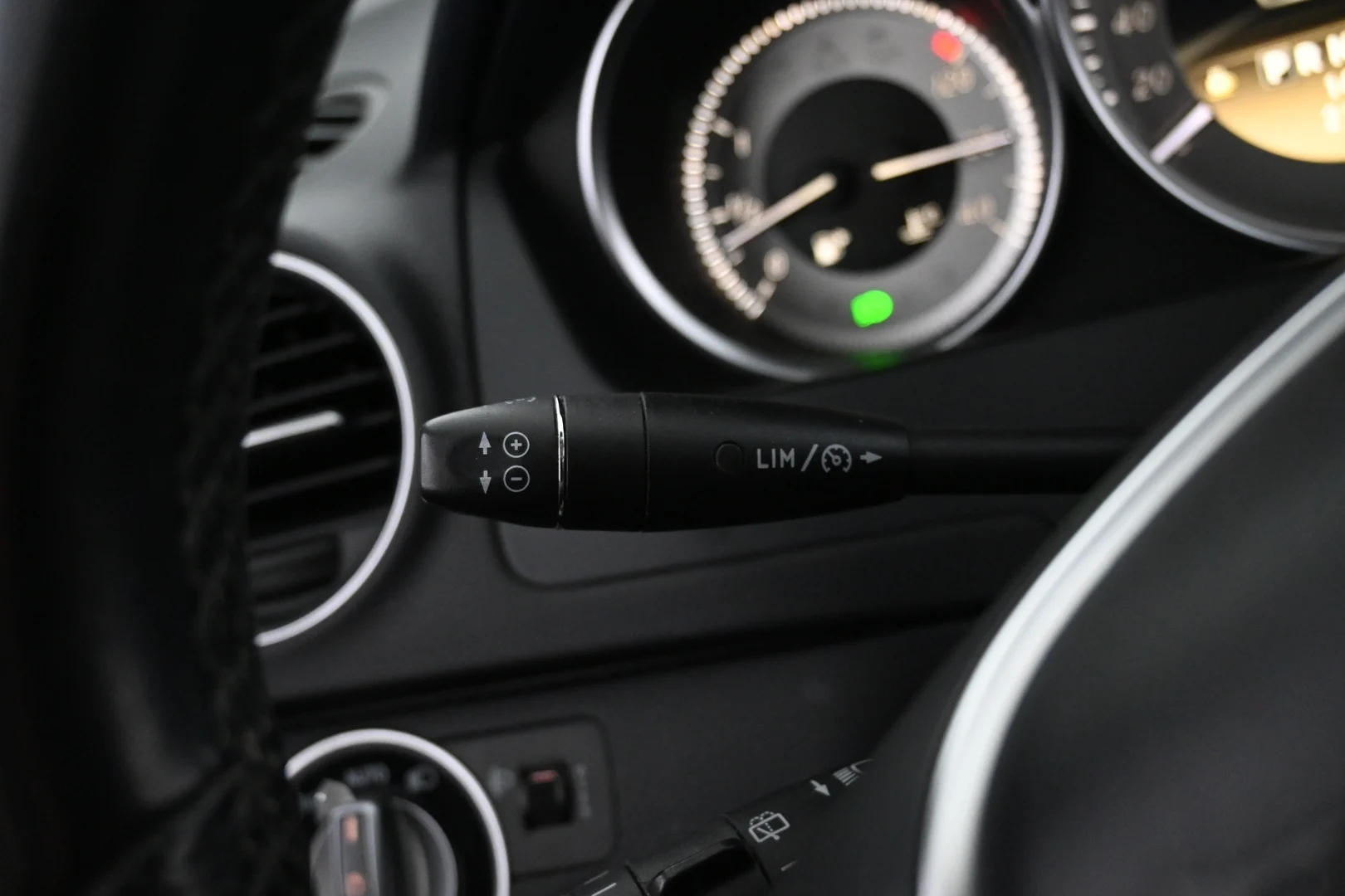 Car Image - Vd2DKOTgNk8j20LxE4E9e