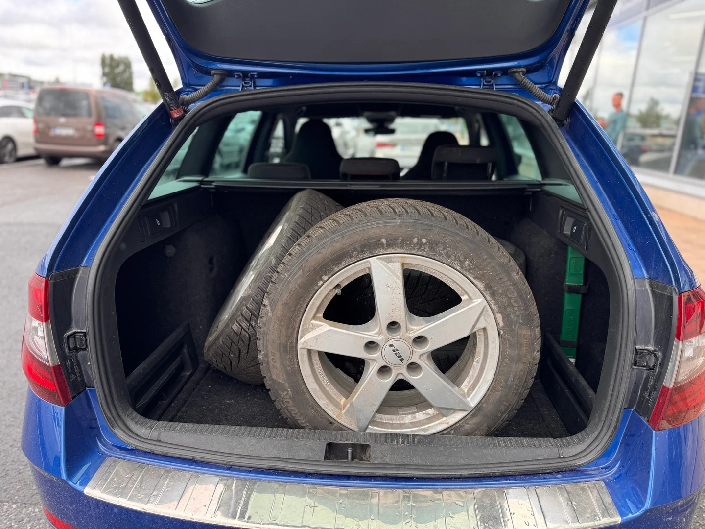 Car Image - 3LoC5xU975nSbJYuhb8rfD