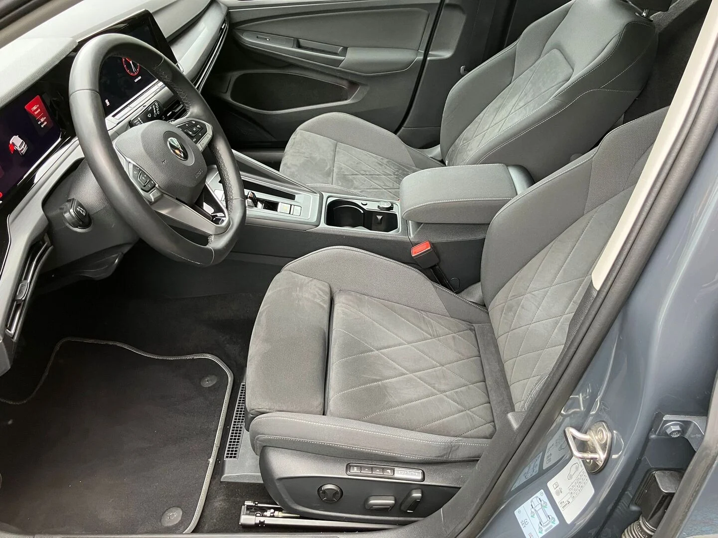 Car Image - 1EyM8o3HDlen3NJEg727X9