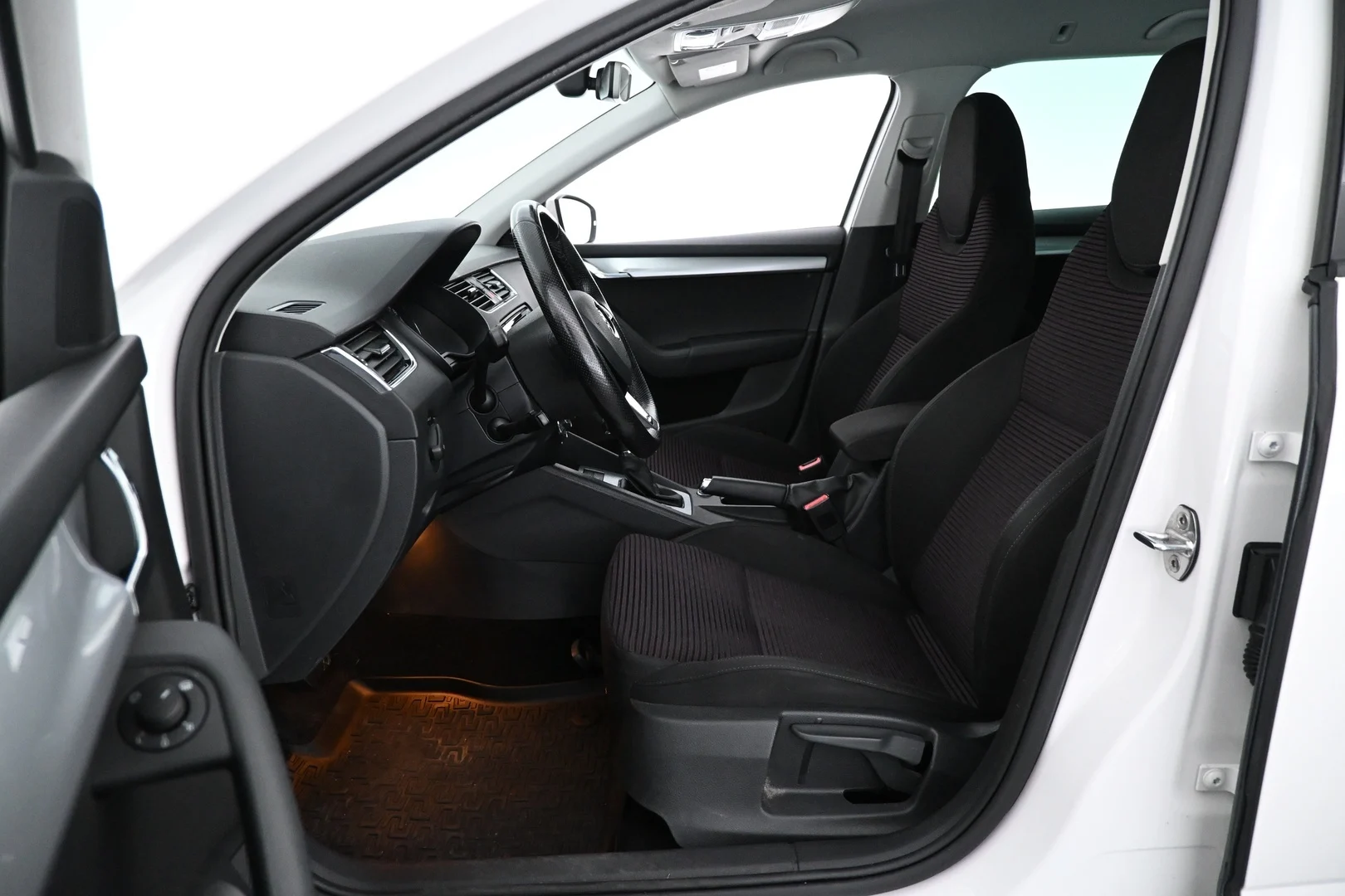 Car Image - 2AneDGuzanMGWXgC1UkGt1