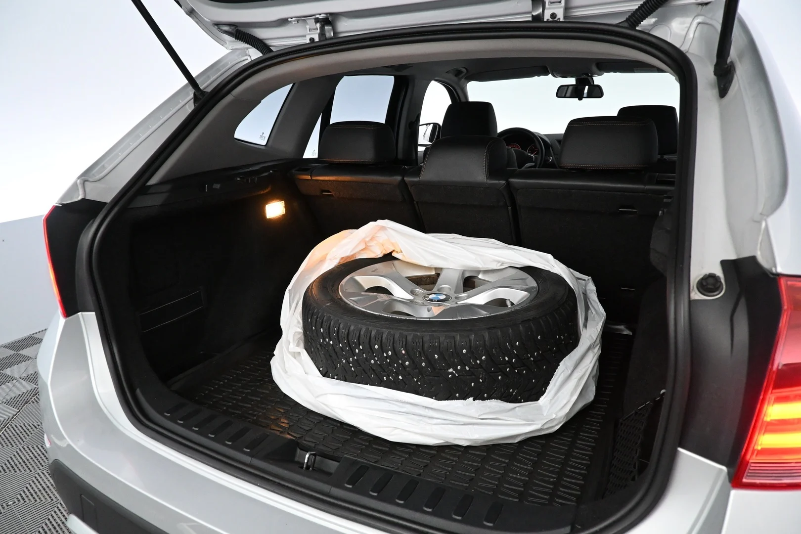 Car Image - 5v1FVGQYMEpBqs8xFfDkg8