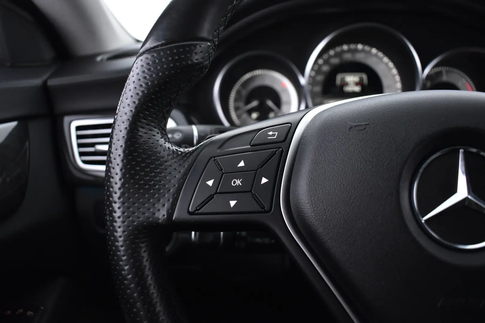 Car Image - VurVjVvmMNL2wUOImGjru