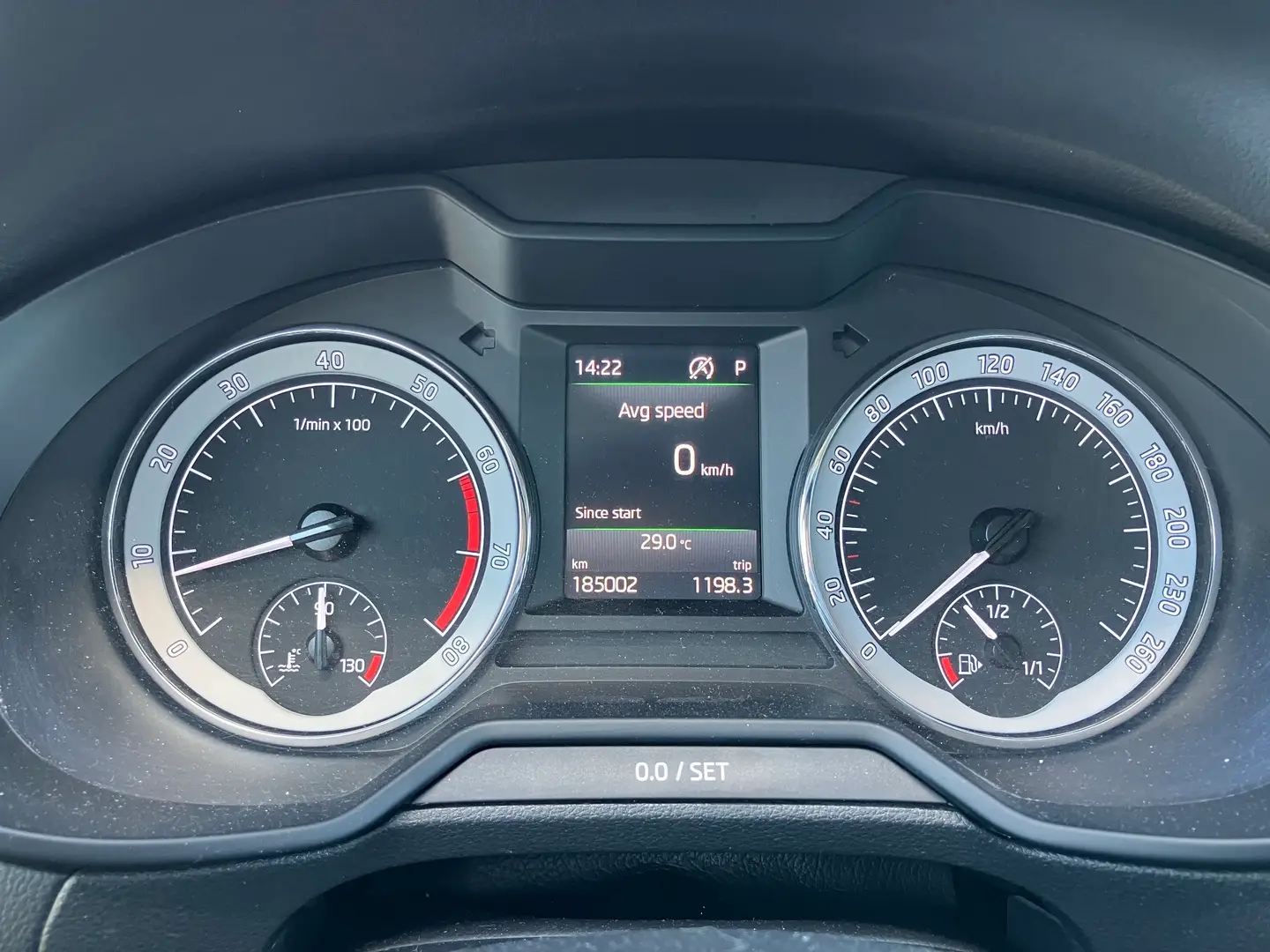 Car Image - ax1kbt9pET5mWjAp3eVt4