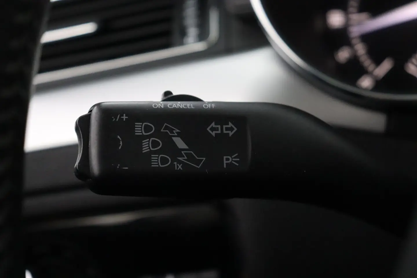 Car Image - 3th09IPSoHXlxBuwXi34r9