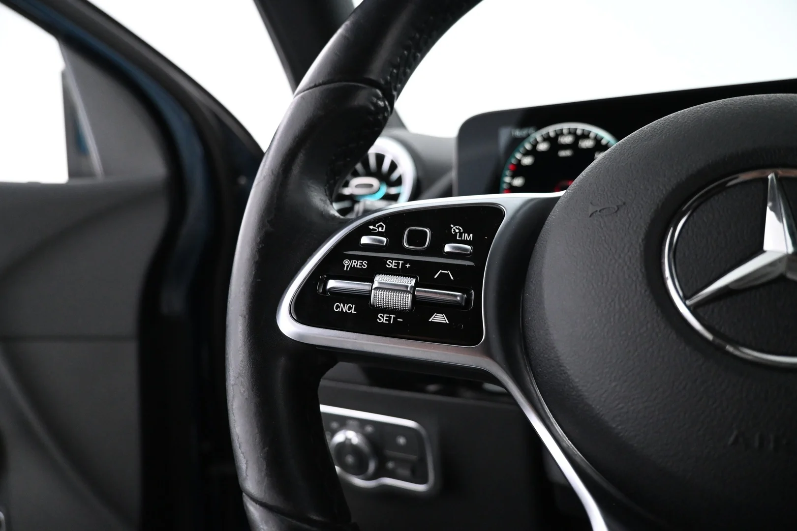 Car Image - 2T7IF9oAU3XIHAlm3c95wI