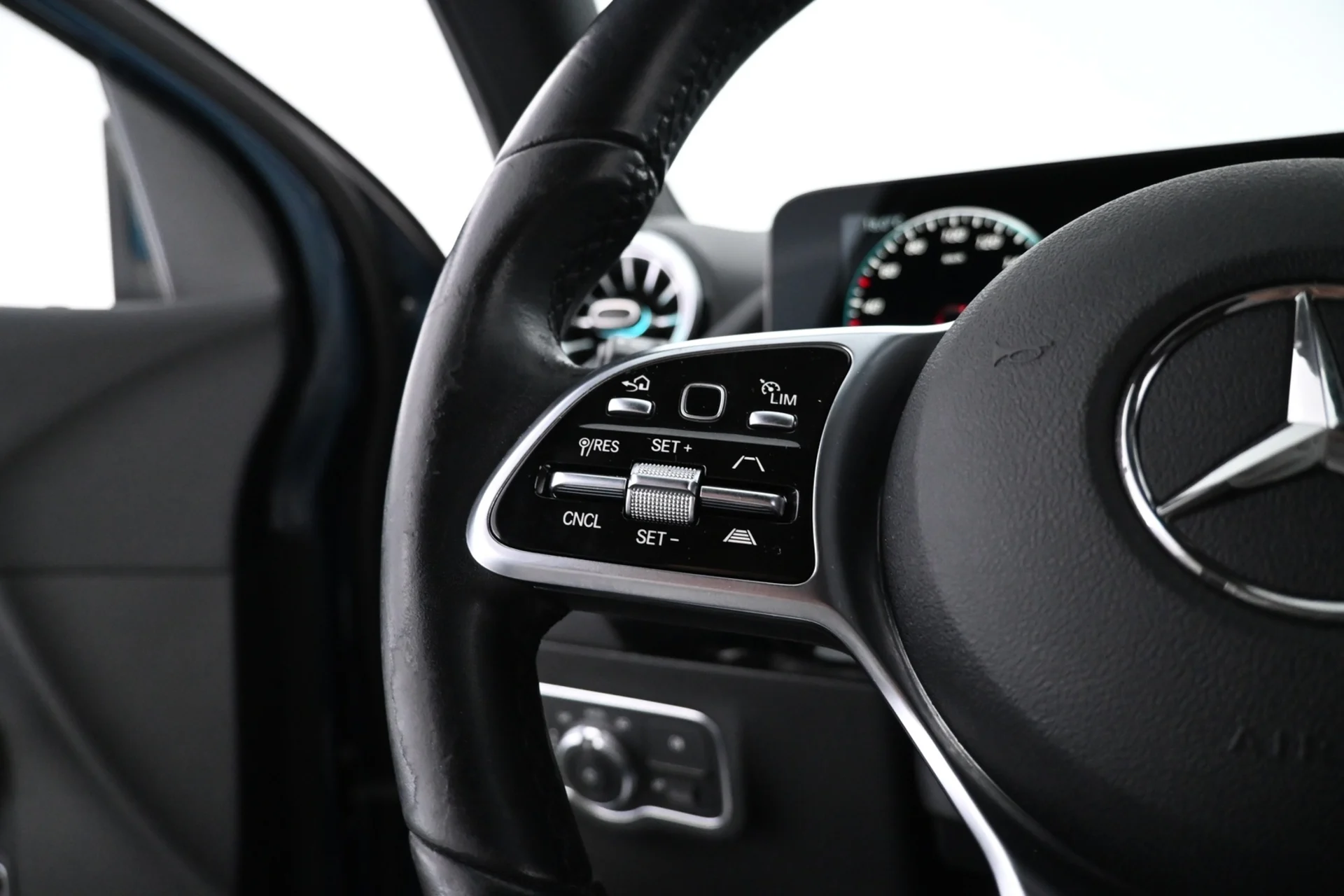 Car Image - 2T7IF9oAU3XIHAlm3c95wI