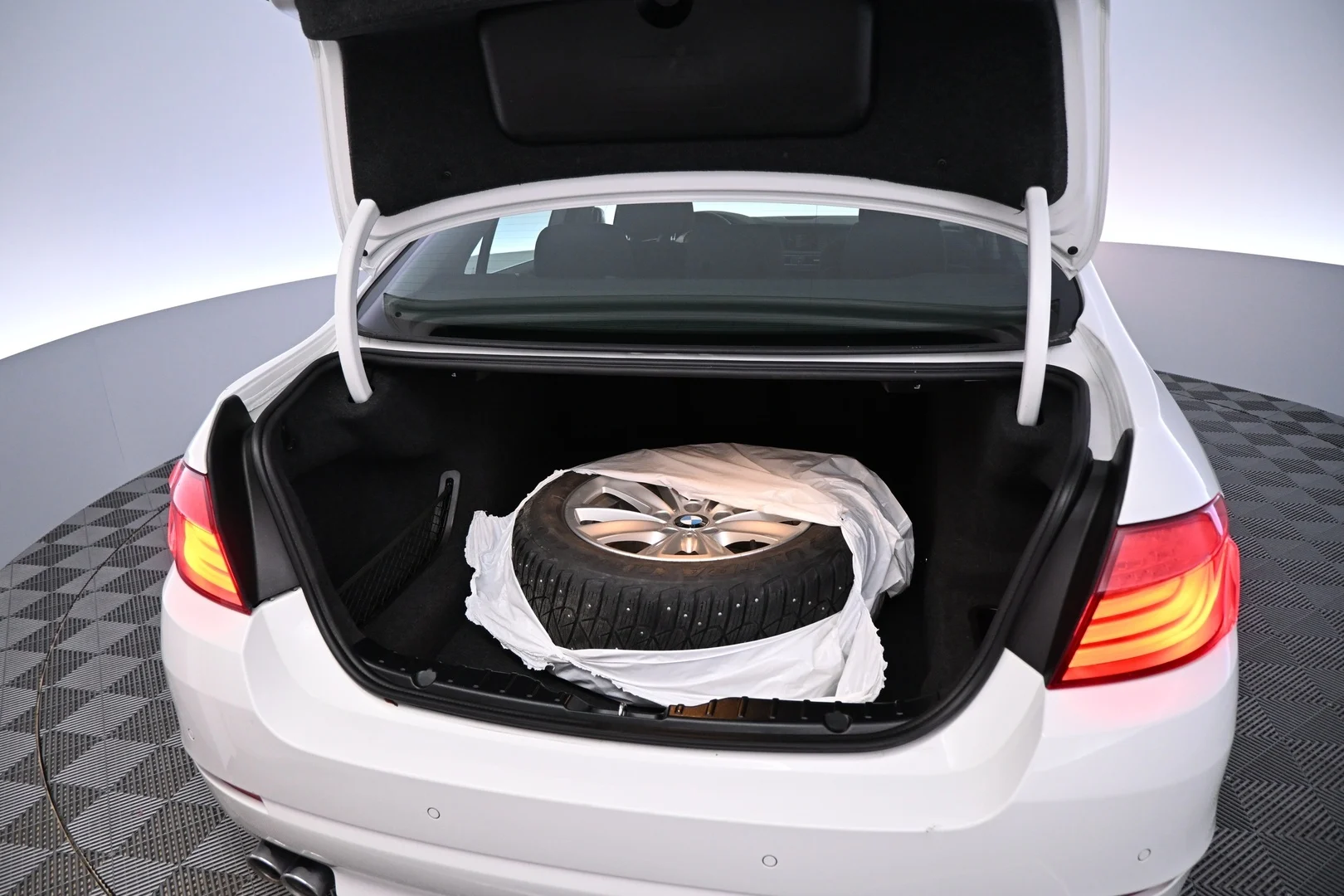 Car Image - GsmOcxIEQnpyuHd2aOzfE