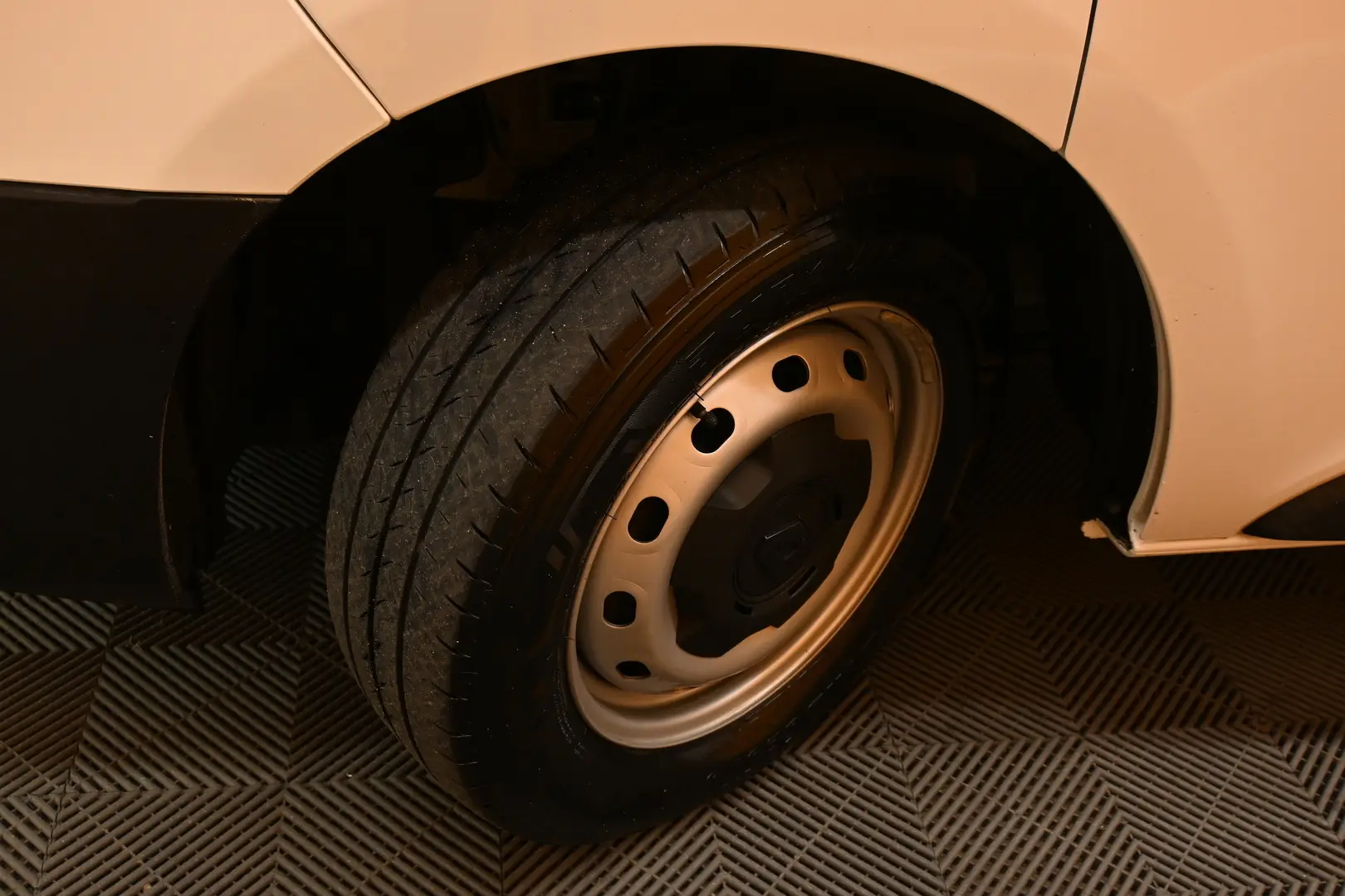 Car Image - 4sau6ONTwPAa8WSBnnijQ8