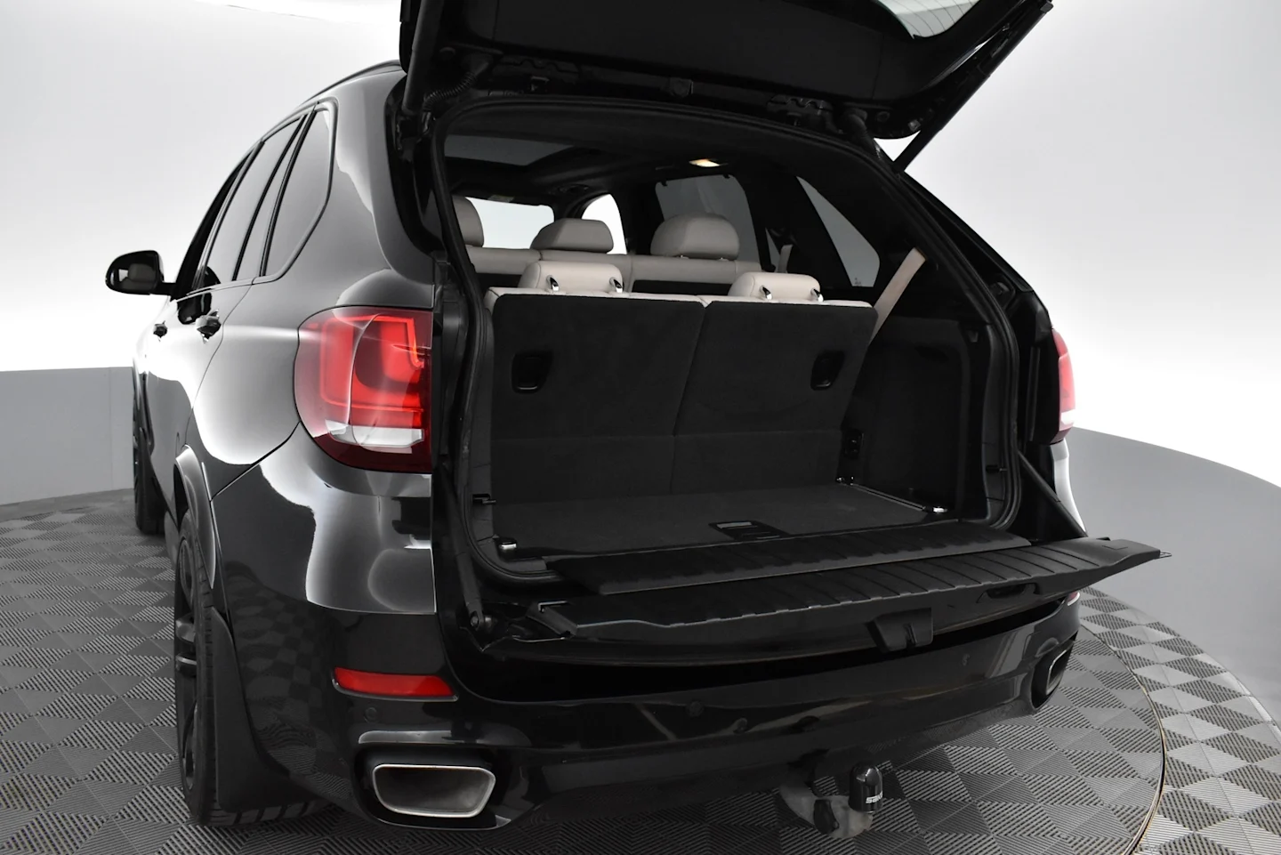 Car Image - 1Rrzv3BNPUTOUasM9SXhL5