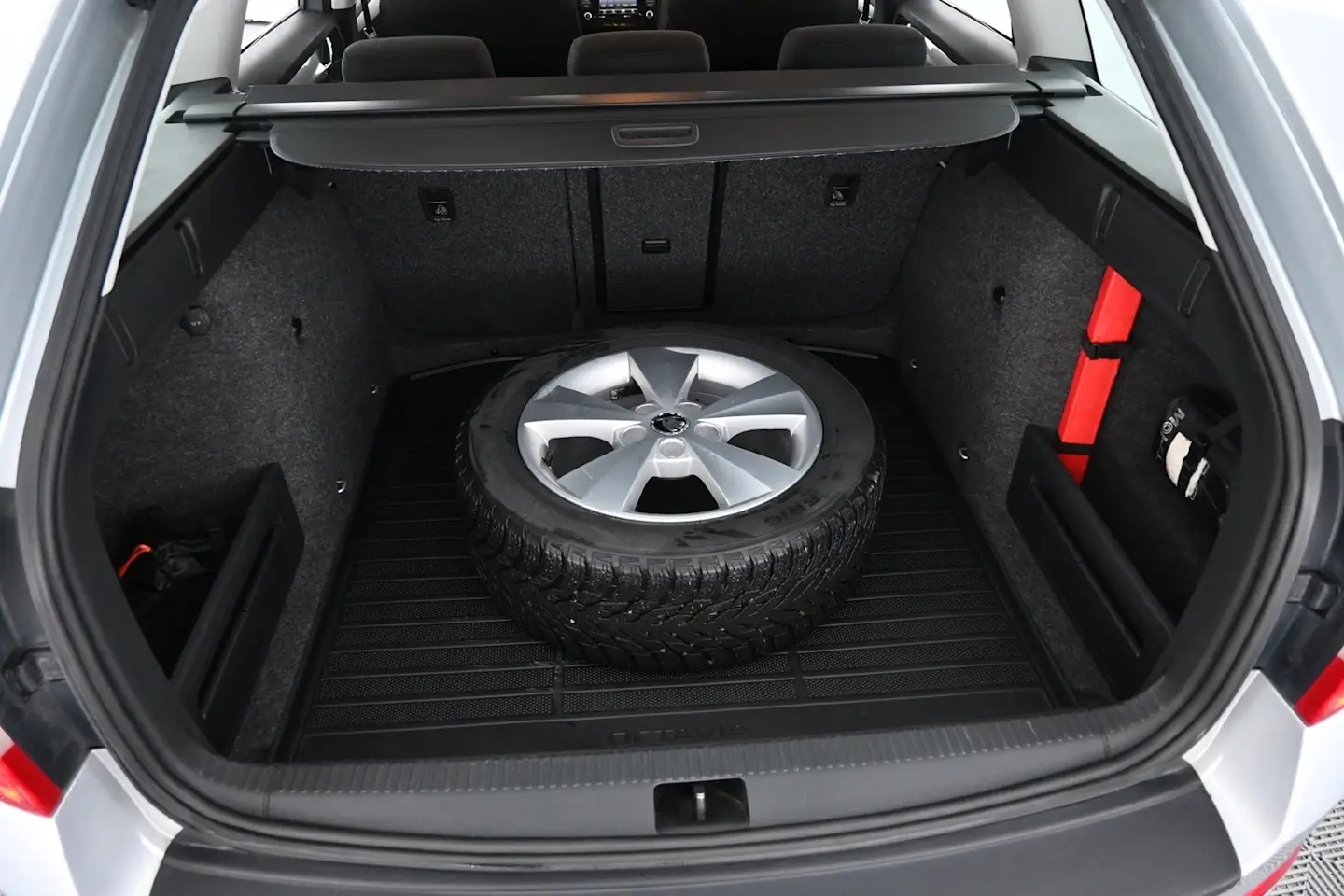 Car Image - 6baAtkwKpZgIu4MSJBSGuz
