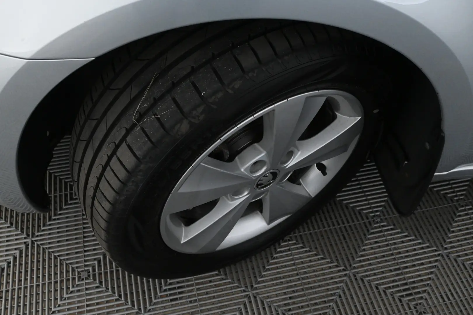 Car Image - 6baAtkwKpZgIu4MSJBSGuz