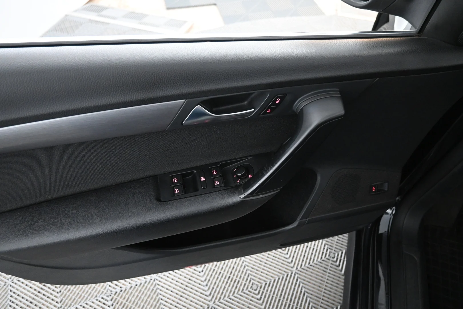 Car Image - 1d0el1UEcZKp0Zbo4VivaJ