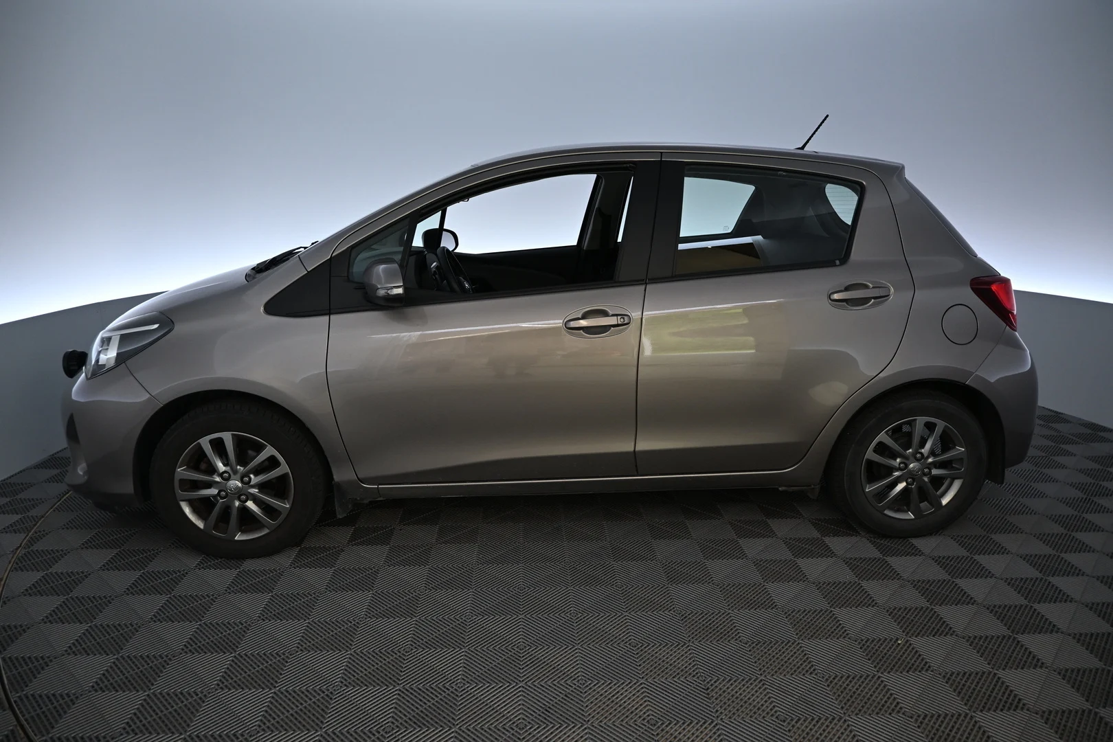 Car Image - 18dxakRdw0I2pl1BAYrXOn