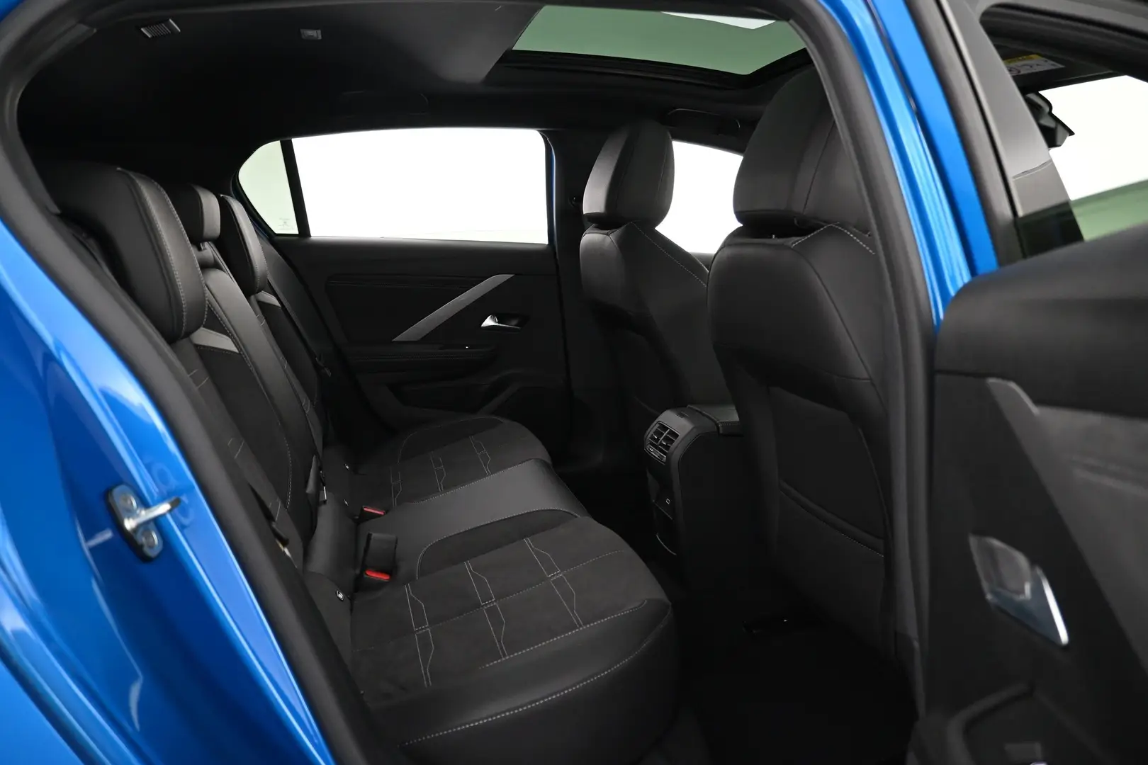 Car Image - e2byUTi1a1cwCr7KkBxIm