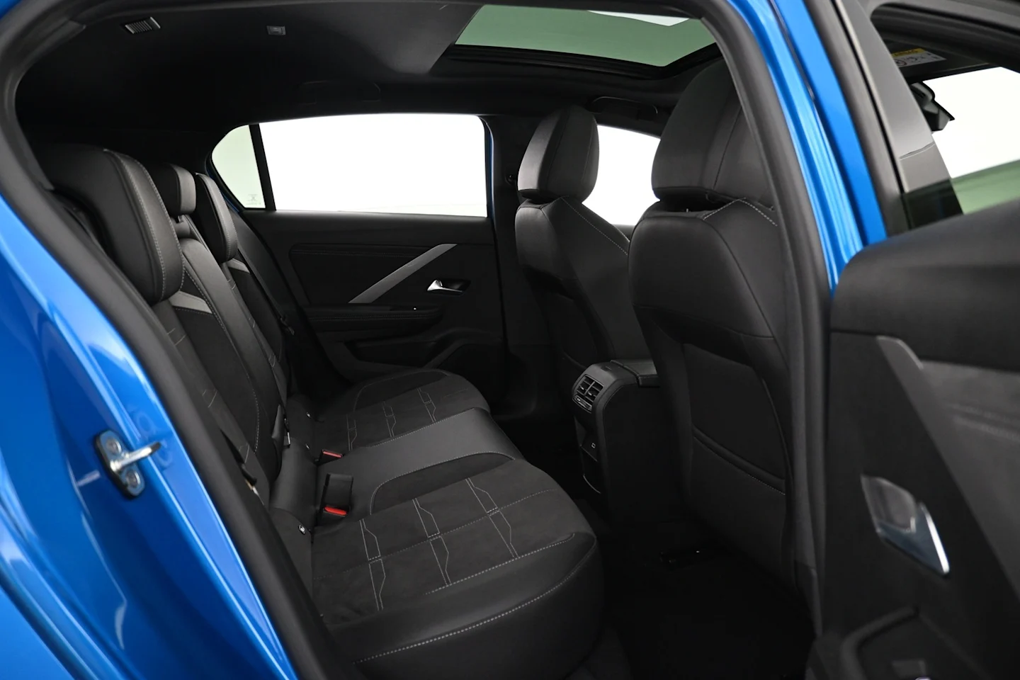 Car Image - e2byUTi1a1cwCr7KkBxIm