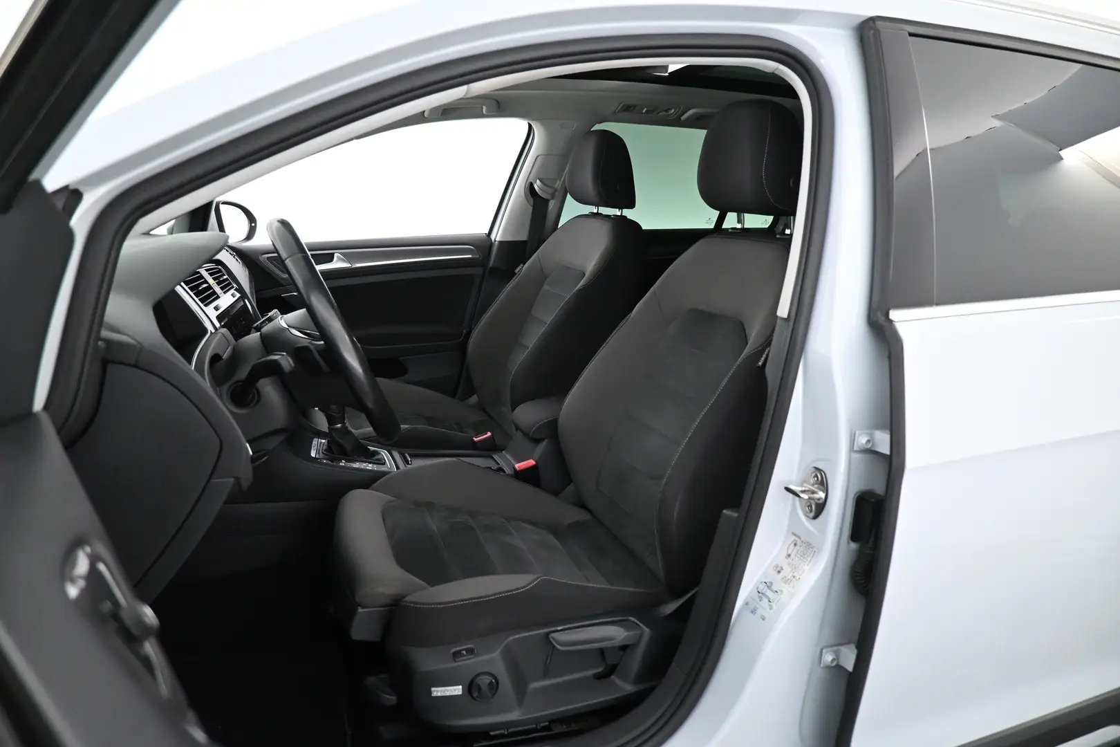 Car Image - 2Ci1aFuzDrb0JZcwJqEgKF