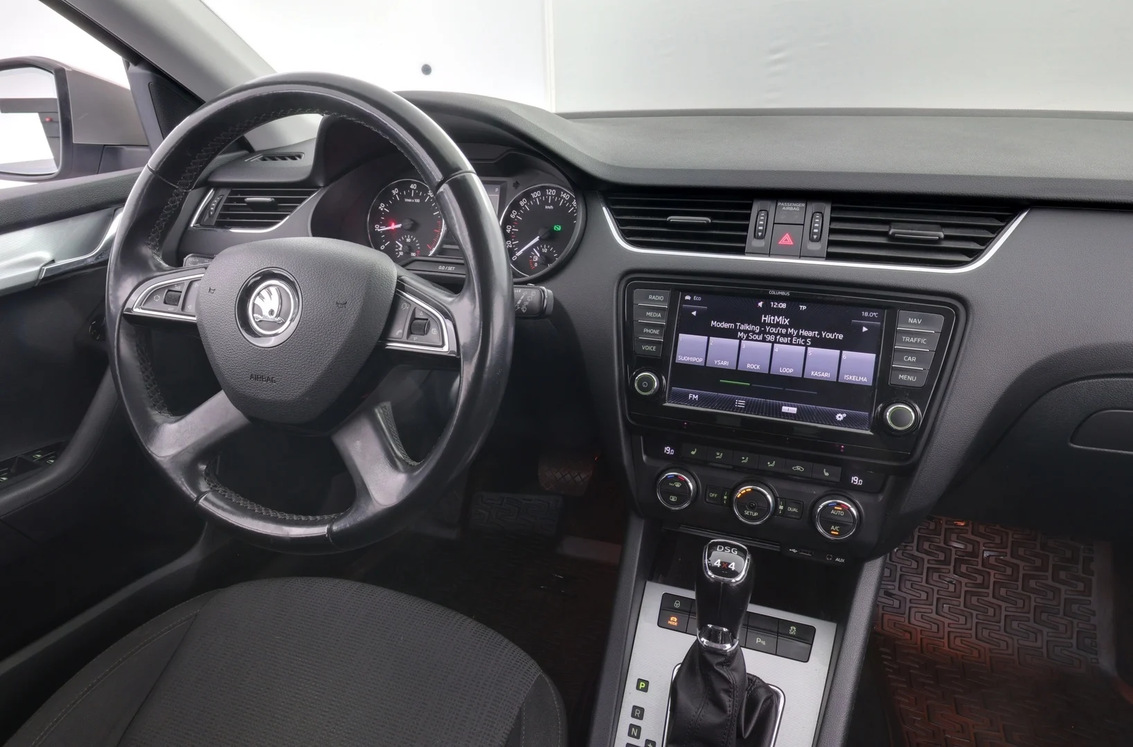 Car Image - IBtbppmvvOZ3AwqqiRgvg